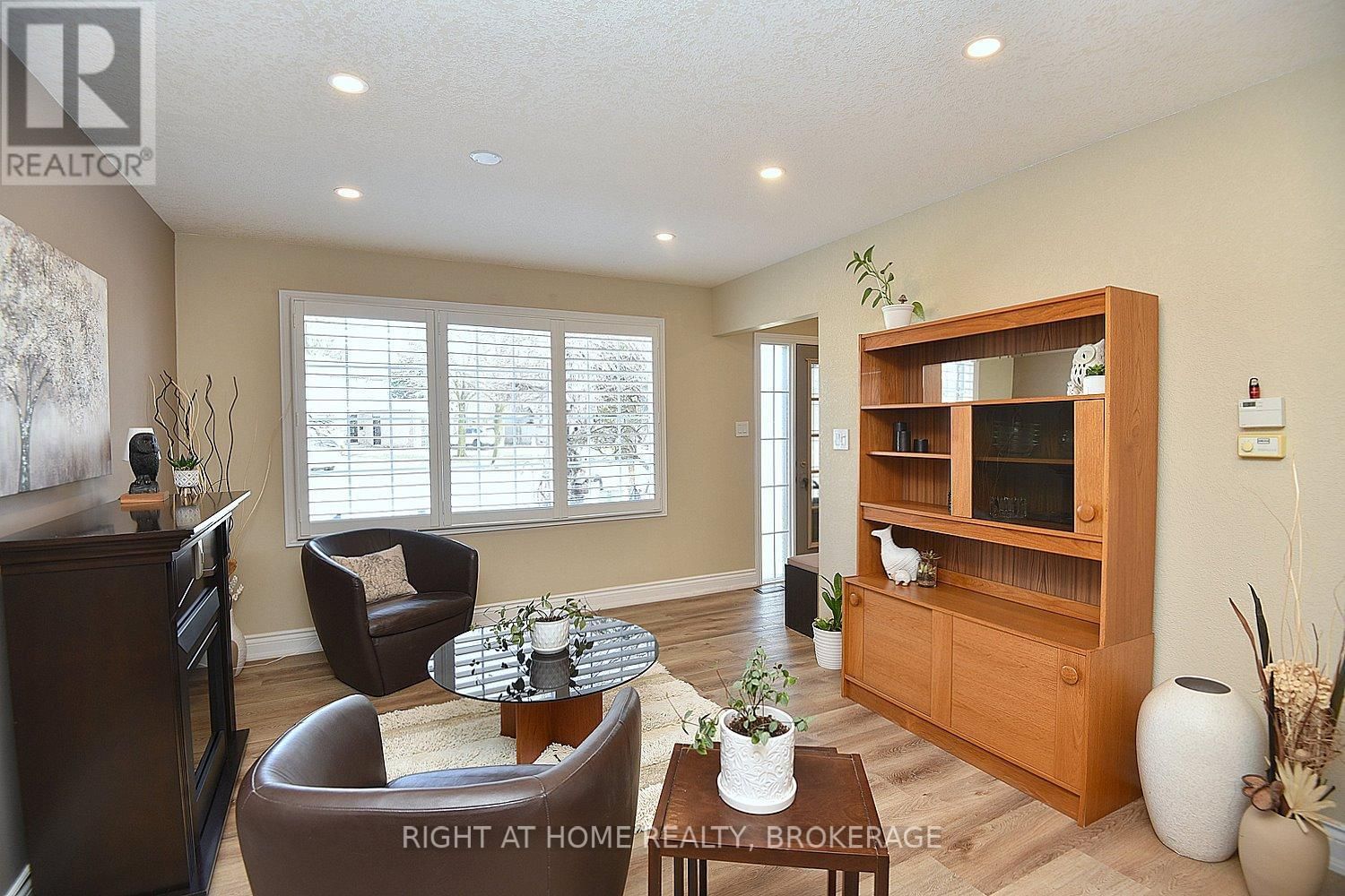 105 BISMARK DRIVE Image 9
