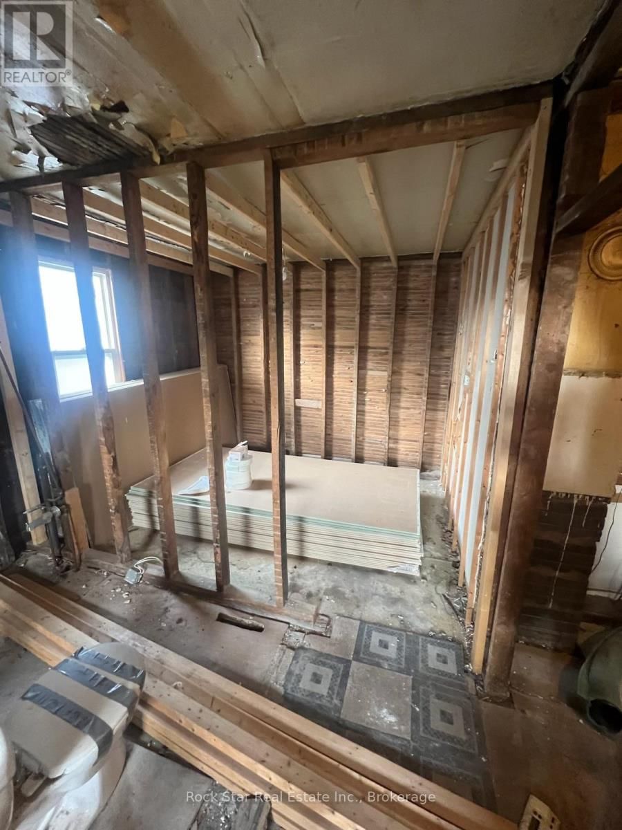54 CROWLAND AVENUE Image 10