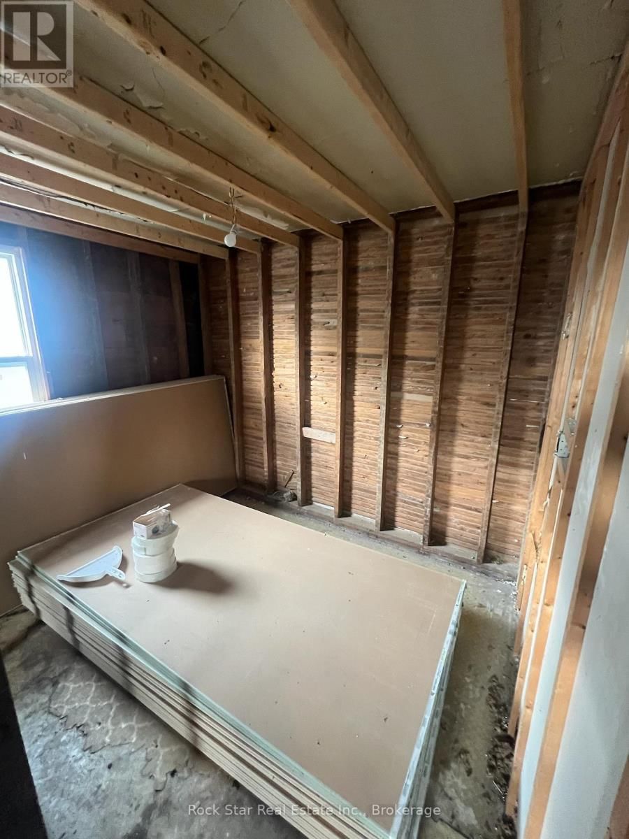 54 CROWLAND AVENUE Image 11