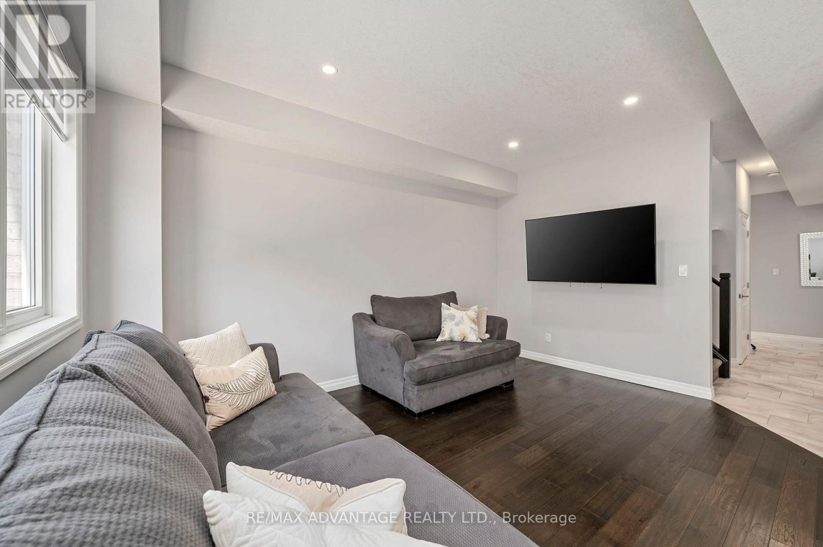 587 FREEPORT STREET Image 12
