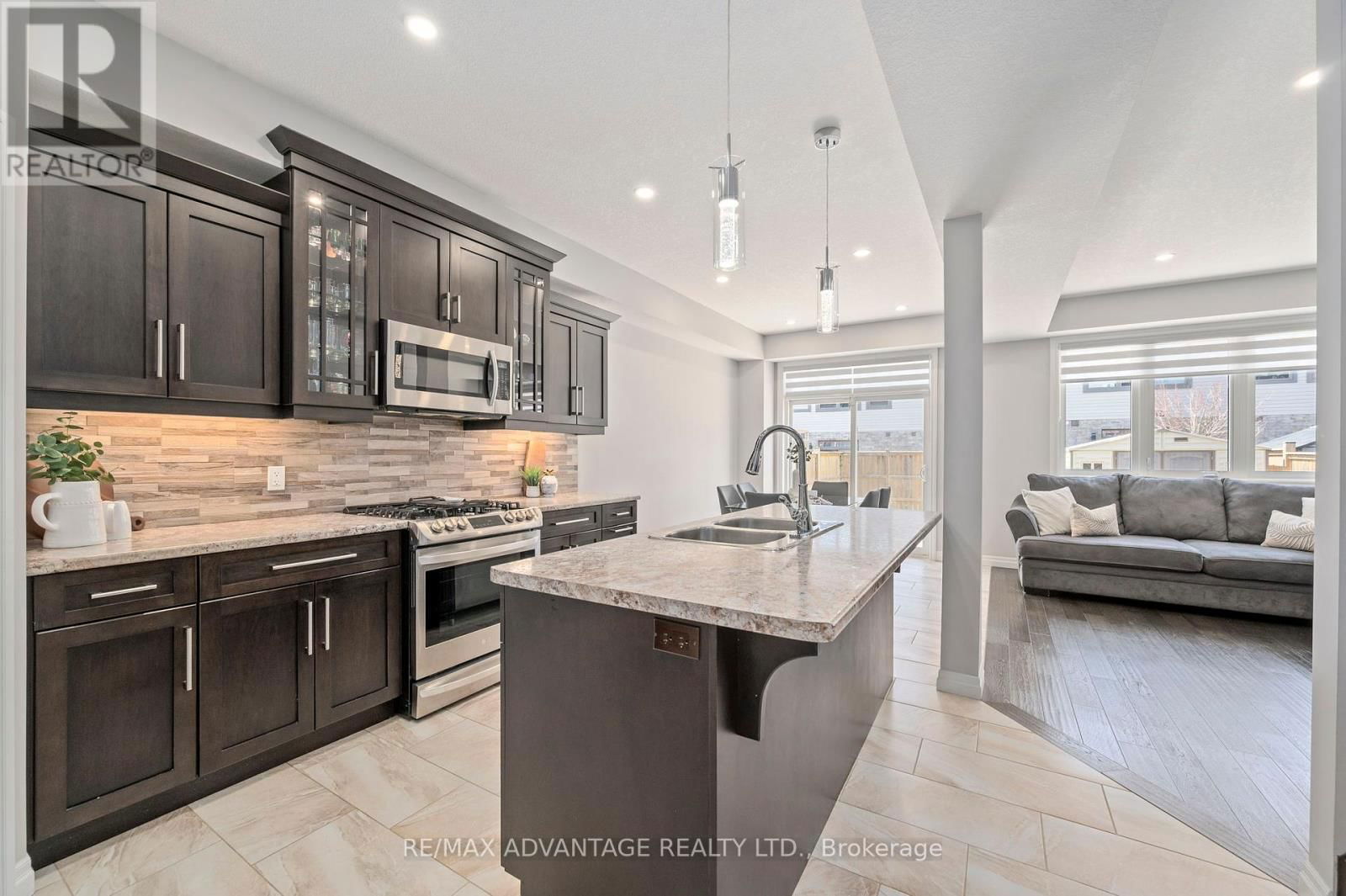 587 FREEPORT STREET Image 5