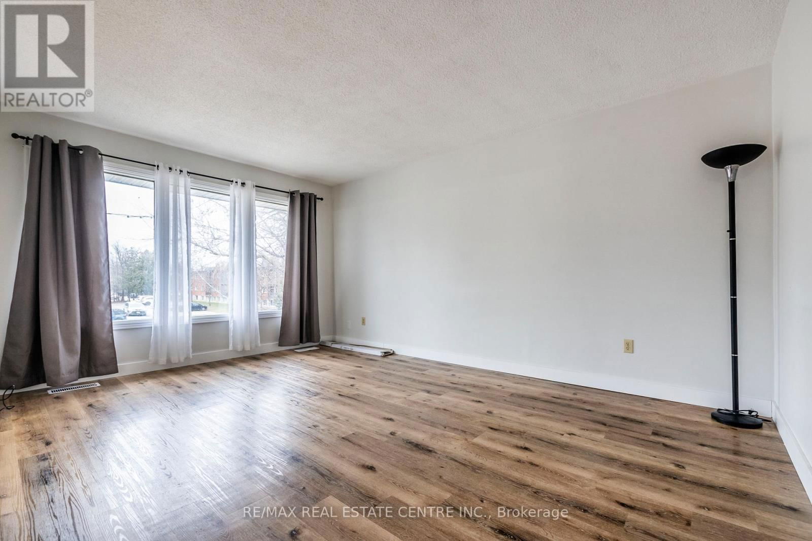 305 LORNE AVENUE Image 17