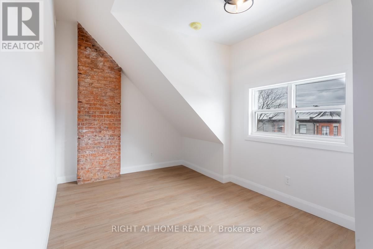 3 - 115 CATHARINE STREET NORTH Image 13