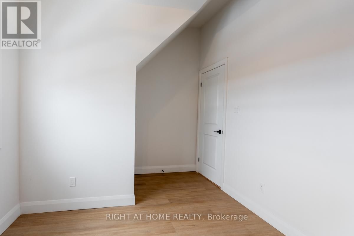 3 - 115 CATHARINE STREET NORTH Image 16