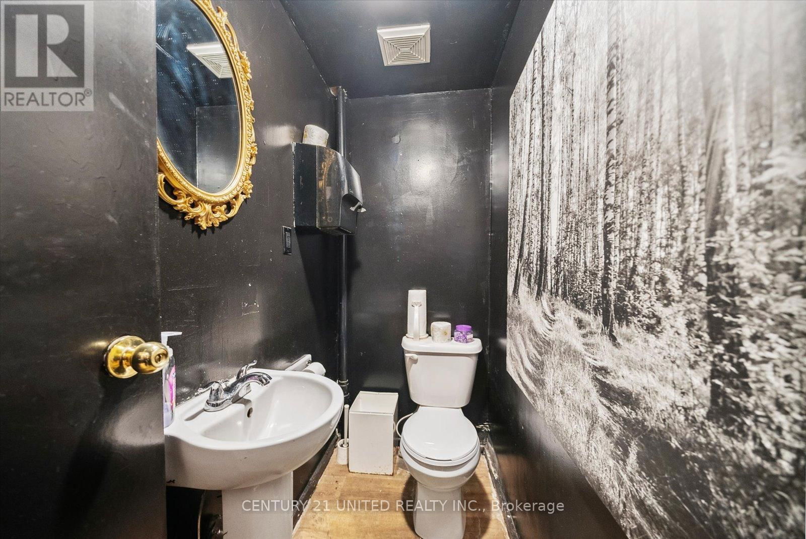 221 HUNTER STREET WEST Image 21