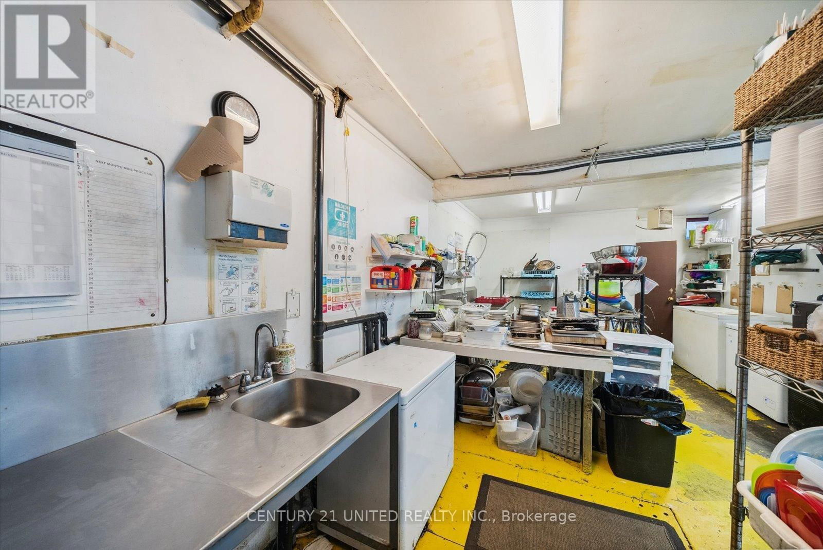 221 HUNTER STREET WEST Image 22