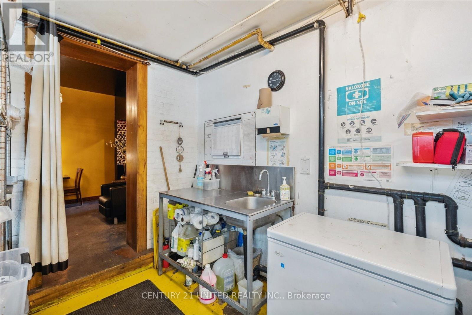 221 HUNTER STREET WEST Image 23