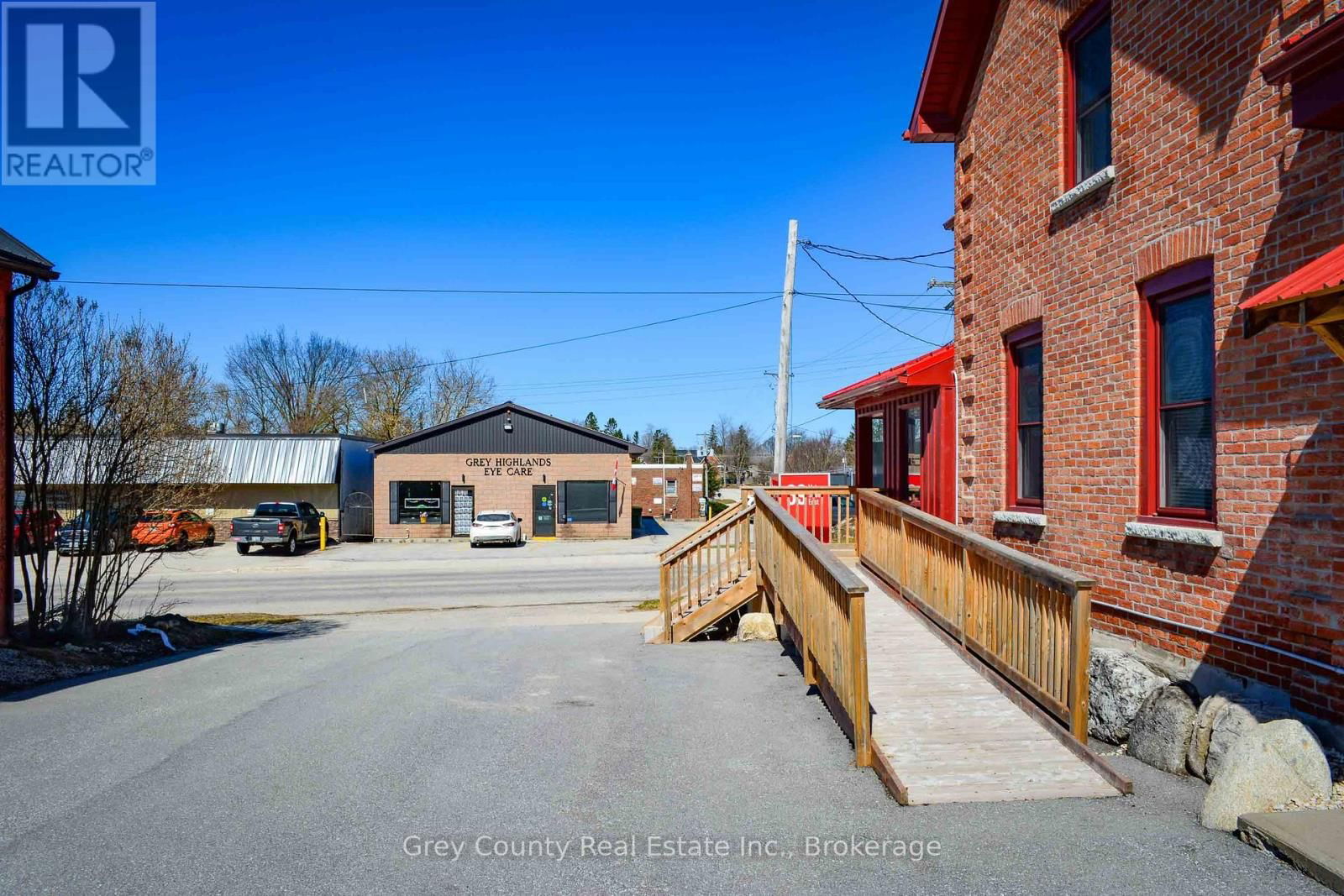 39 MAIN STREET EAST Image 4