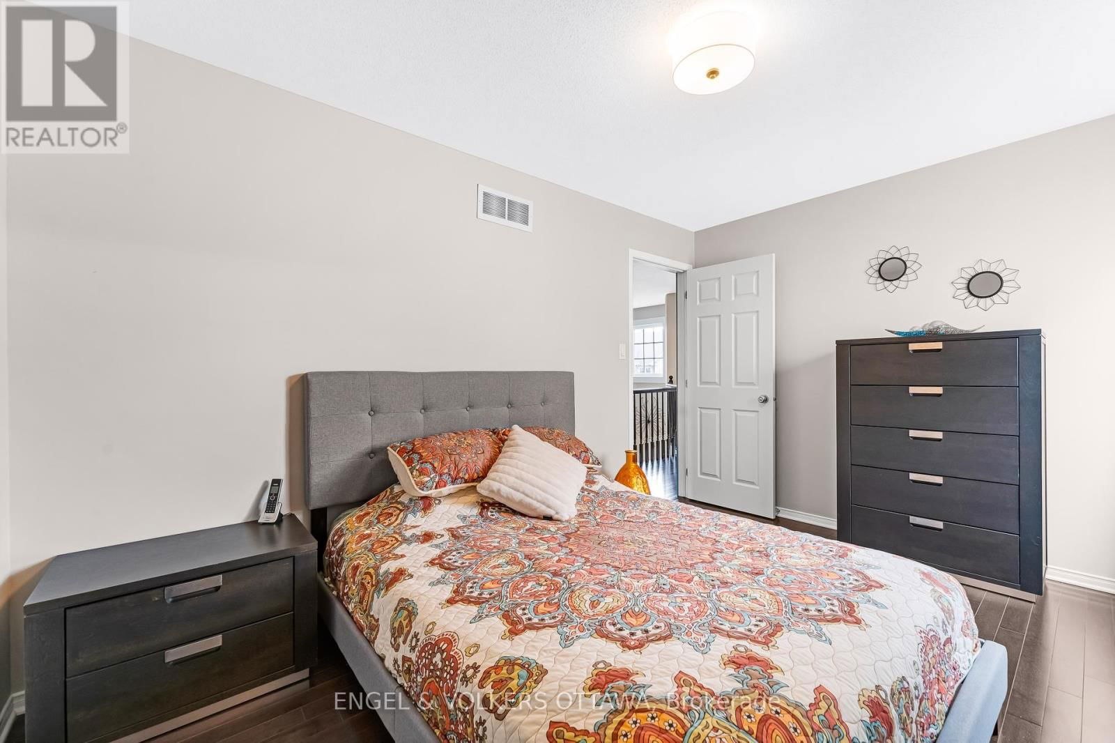 341 SHADEHILL CRESCENT Image 31