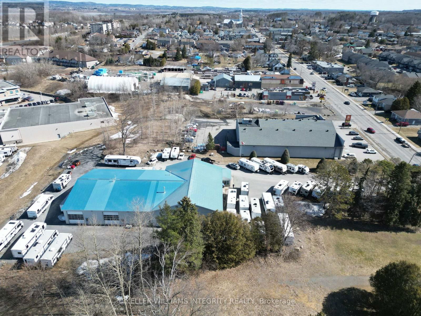 2724 LAURIER STREET Image 3