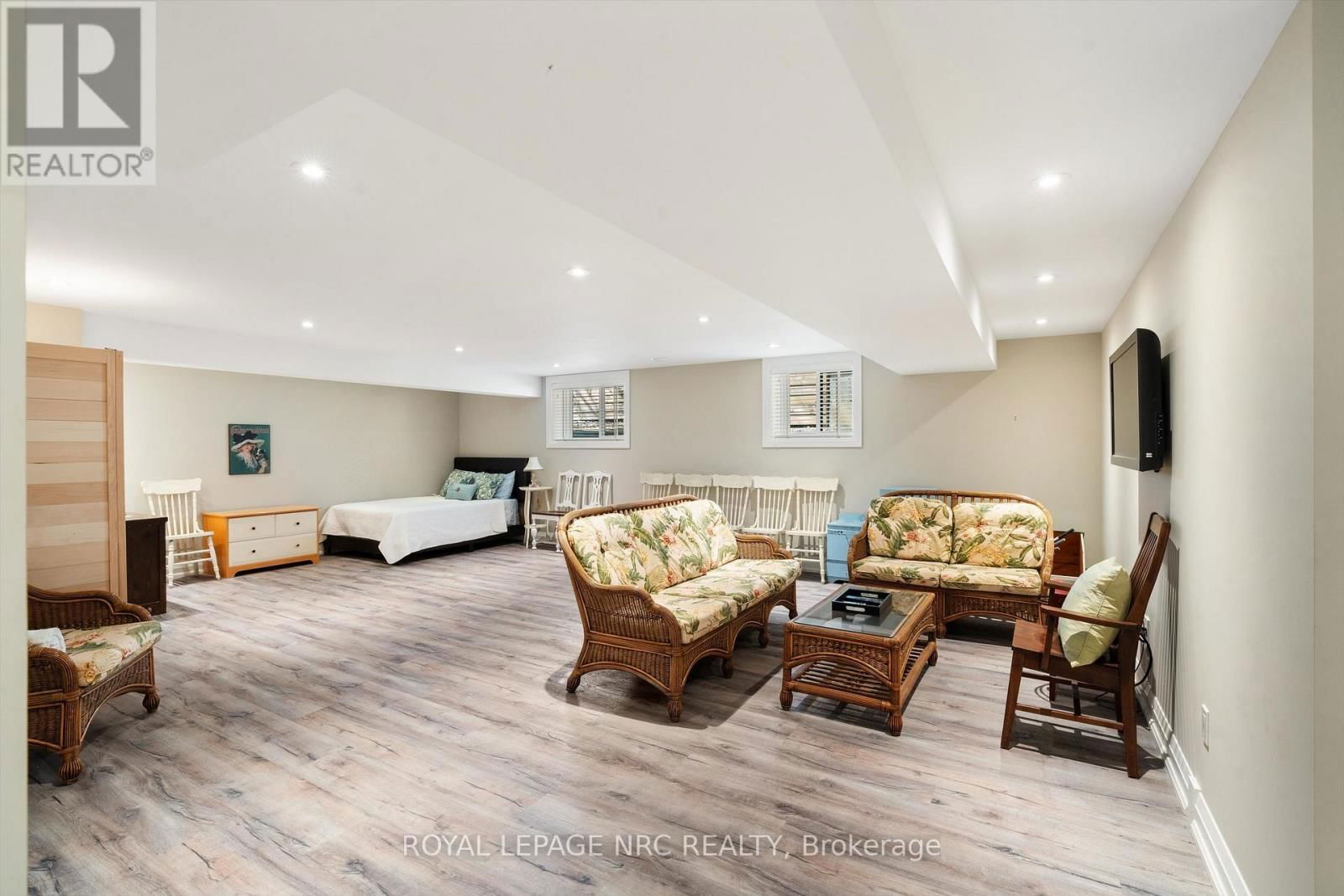 6 RODMAN HALL DRIVE Image 36