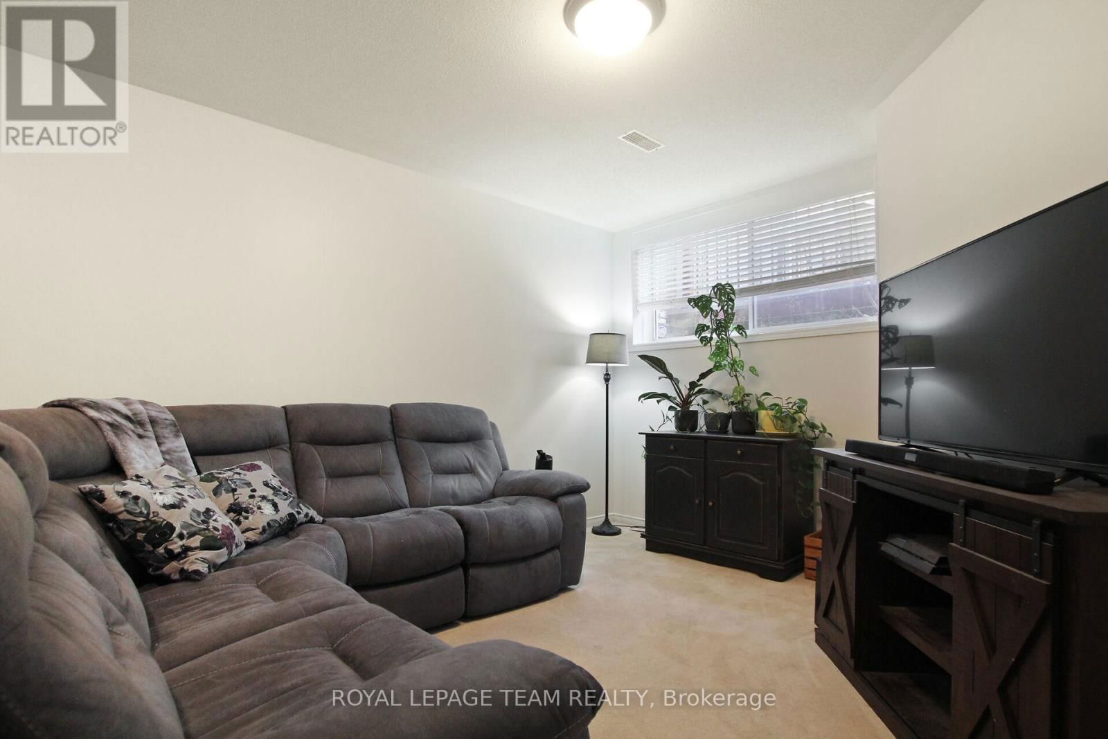 2091 HIBOUX STREET EAST Image 27