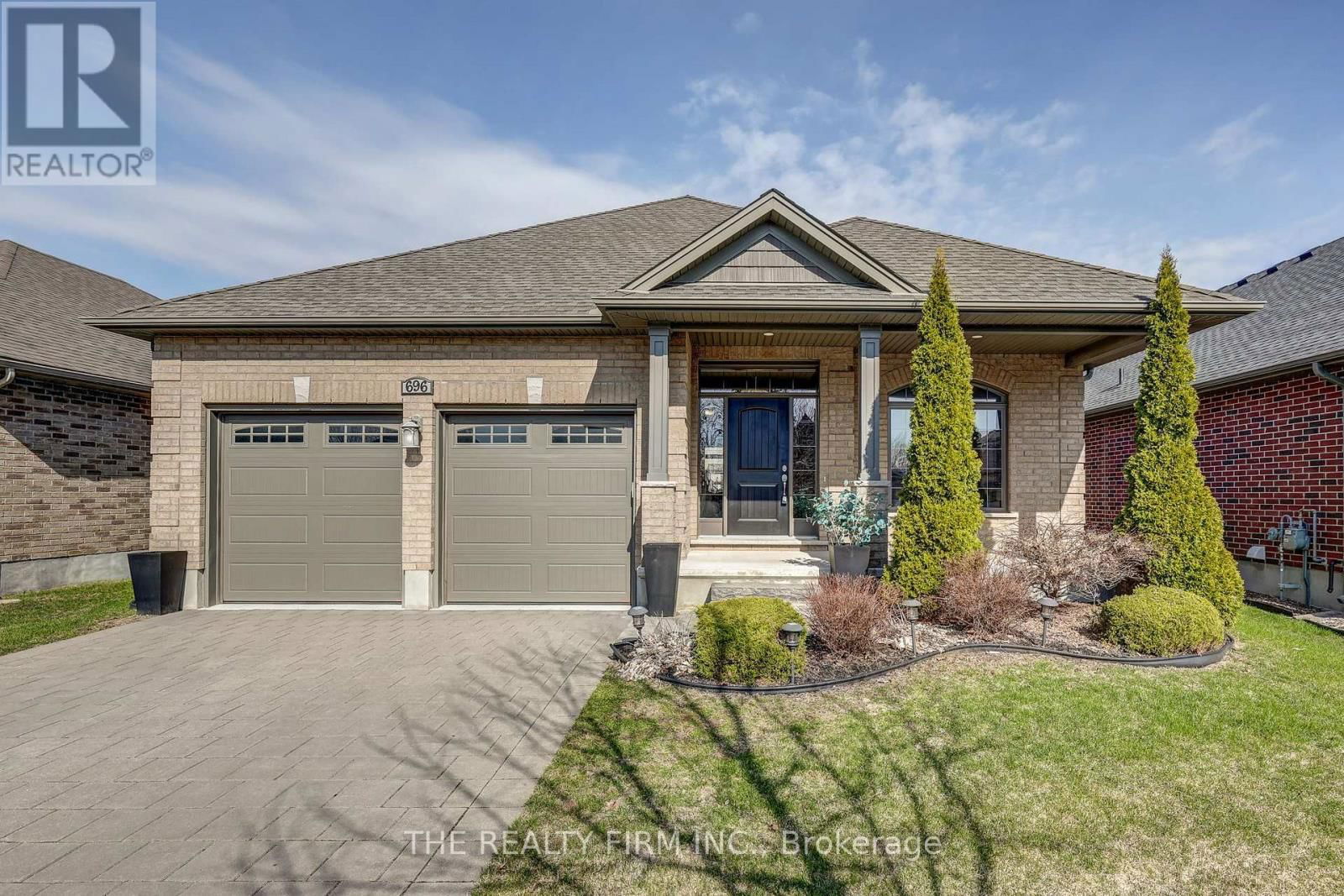 696 BENNETT CRESCENT Image 1