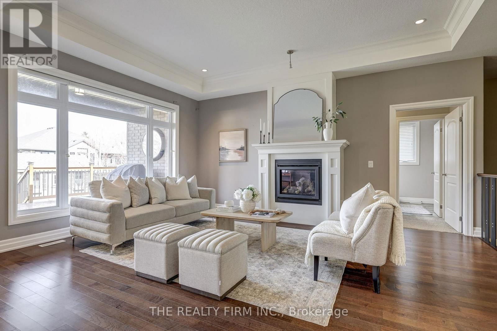 696 BENNETT CRESCENT Image 17