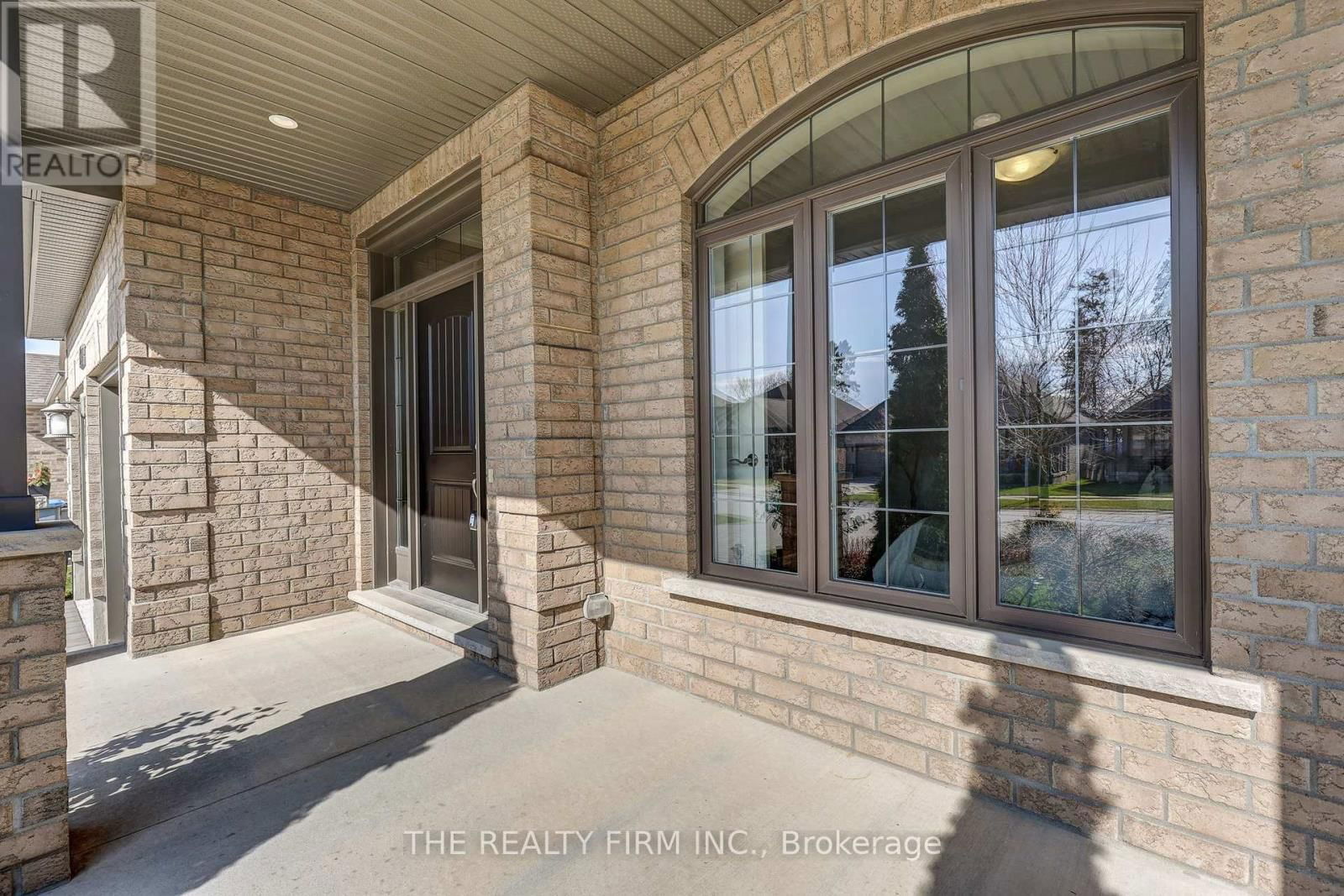 696 BENNETT CRESCENT Image 2