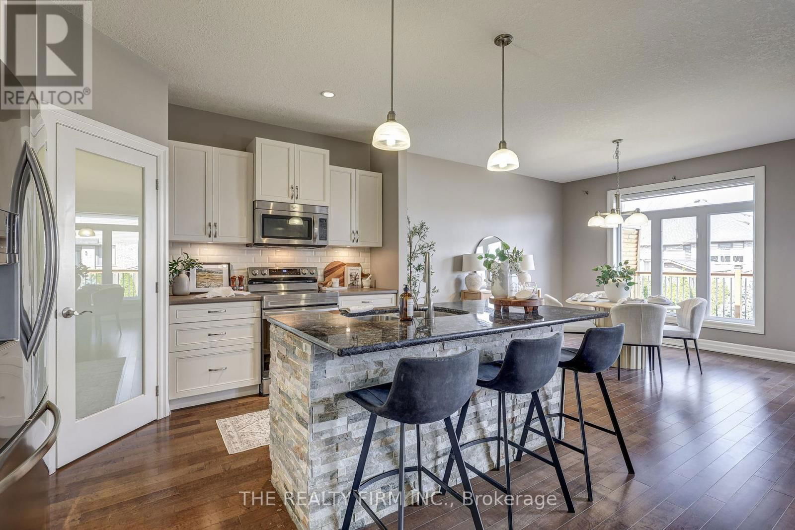 696 BENNETT CRESCENT Image 20