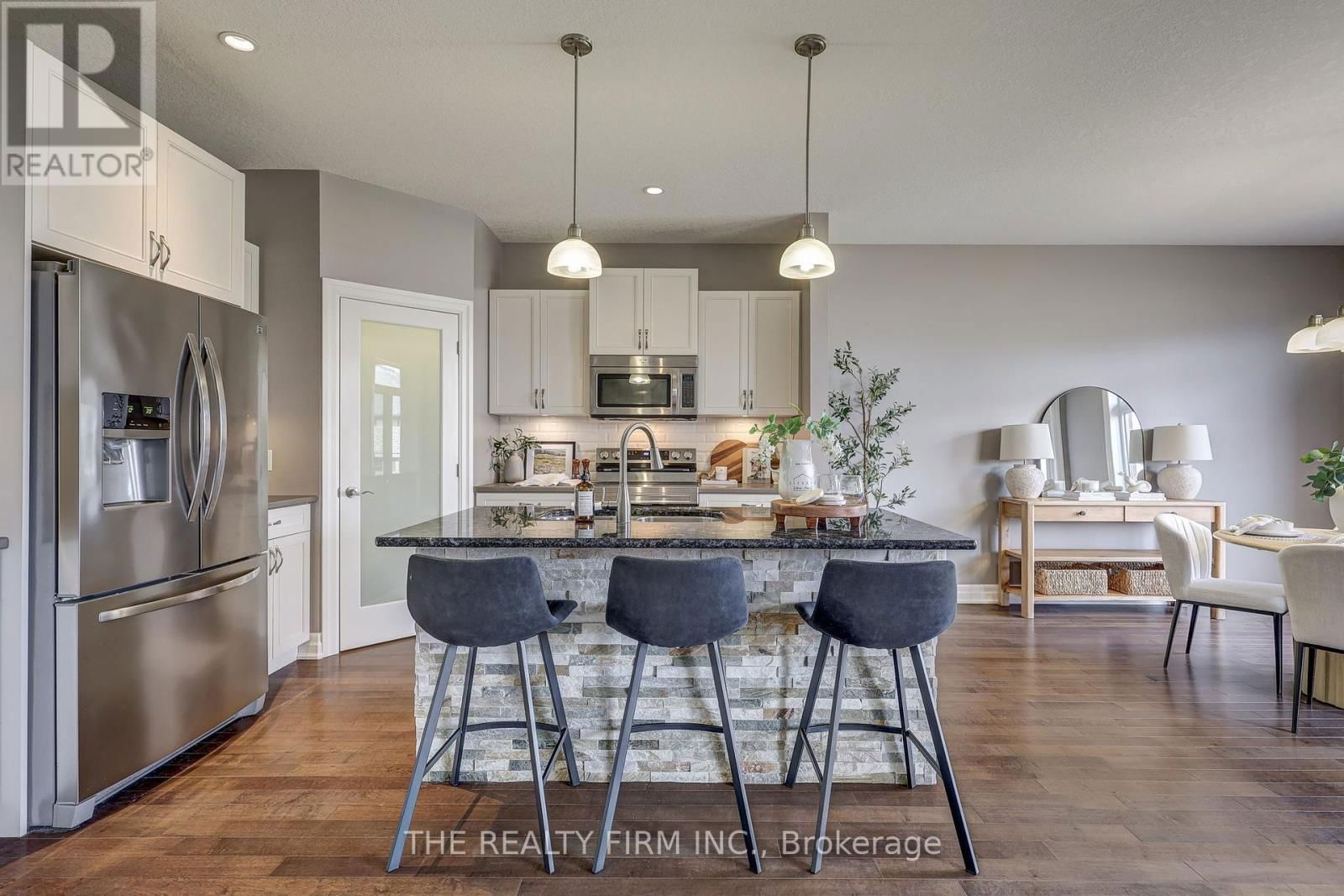 696 BENNETT CRESCENT Image 22
