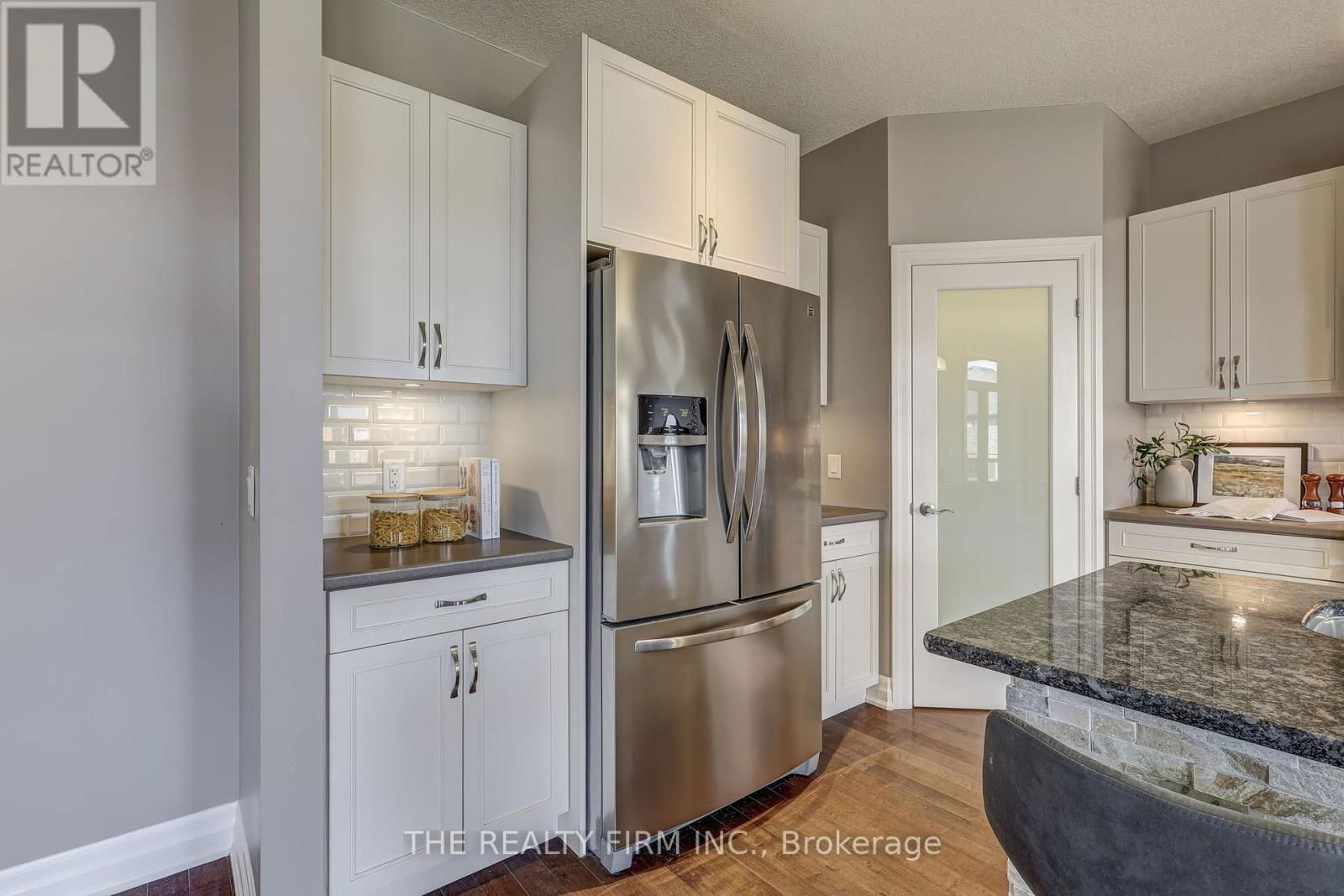 696 BENNETT CRESCENT Image 23