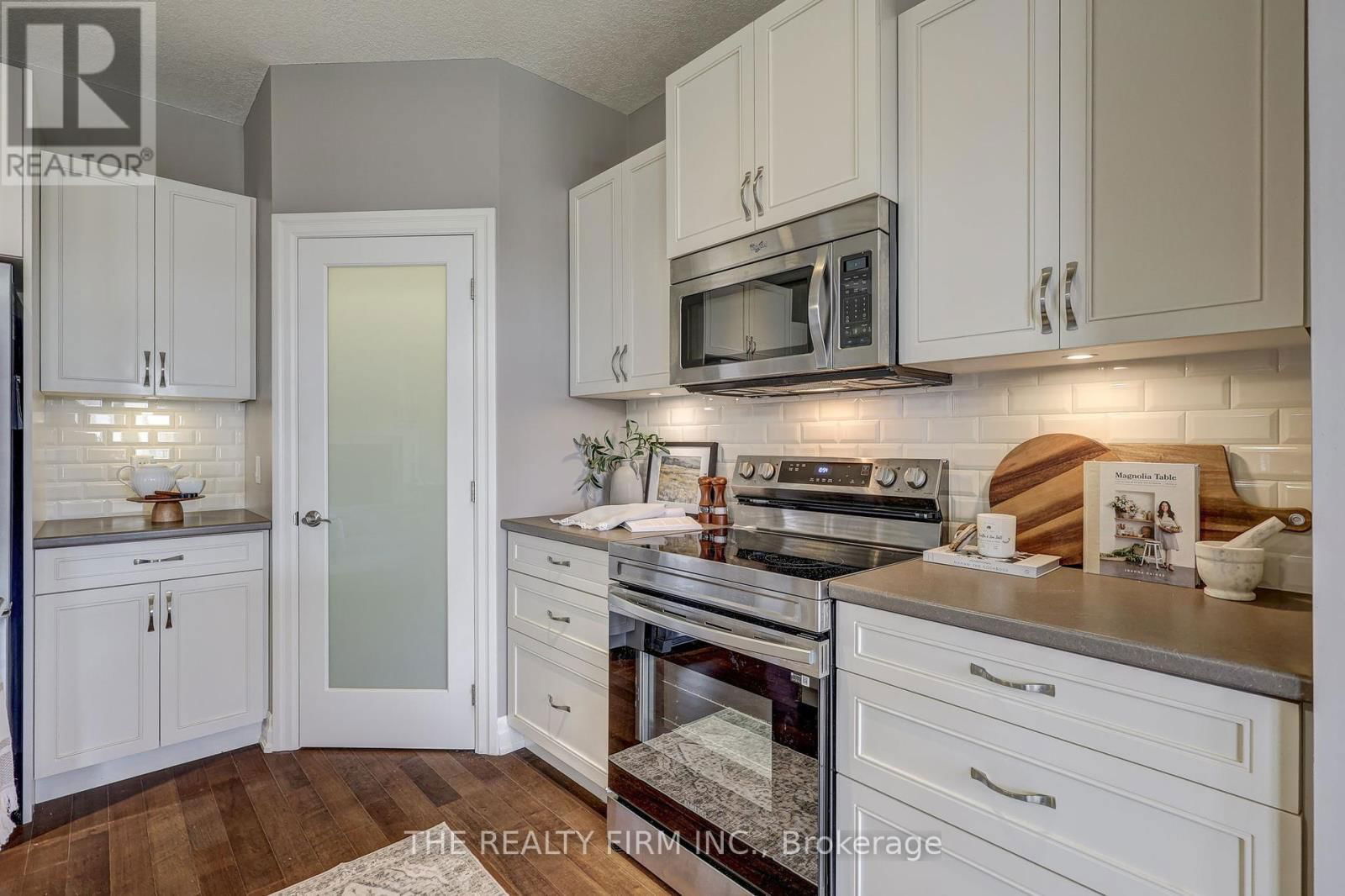 696 BENNETT CRESCENT Image 24