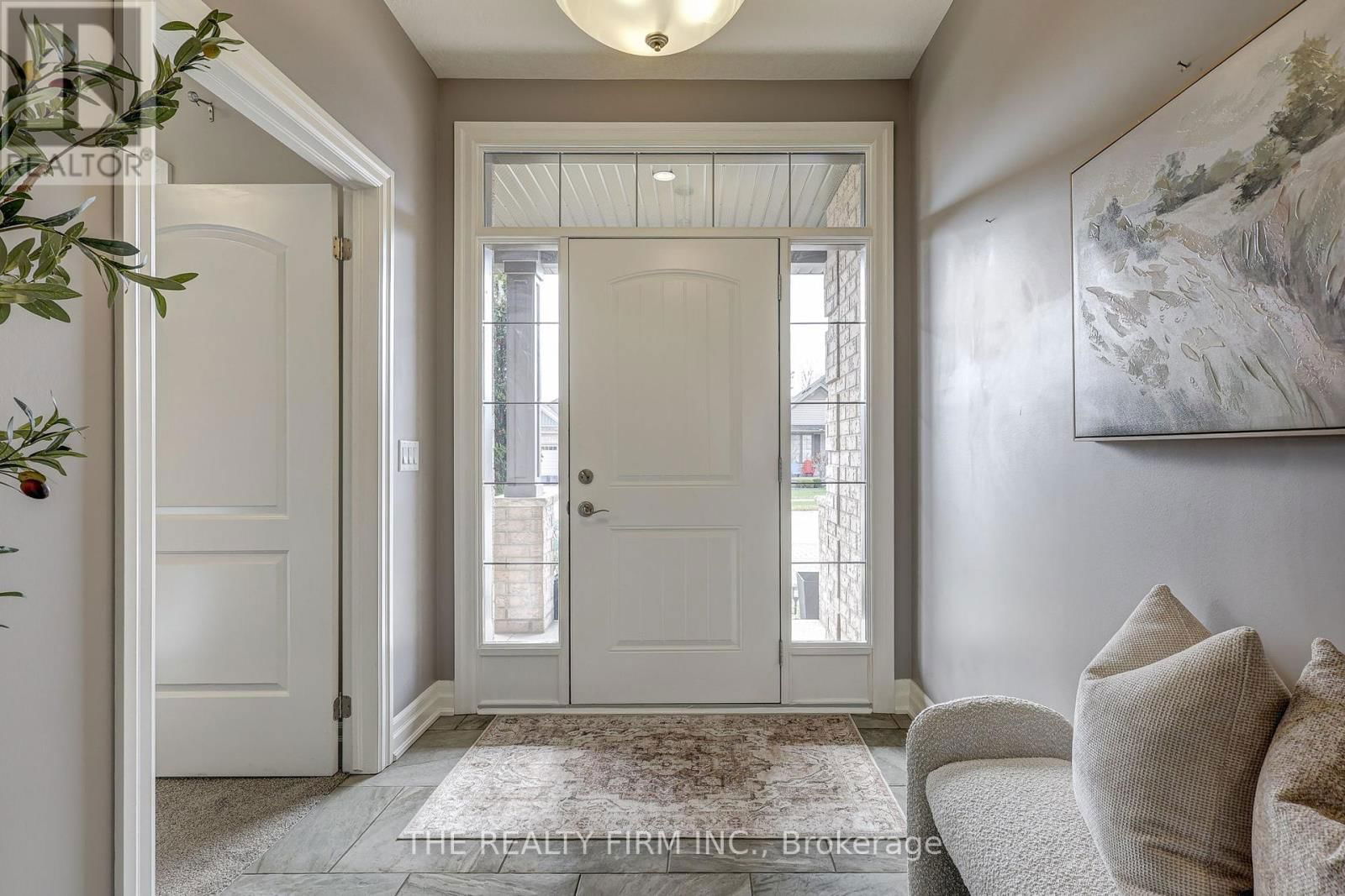696 BENNETT CRESCENT Image 3