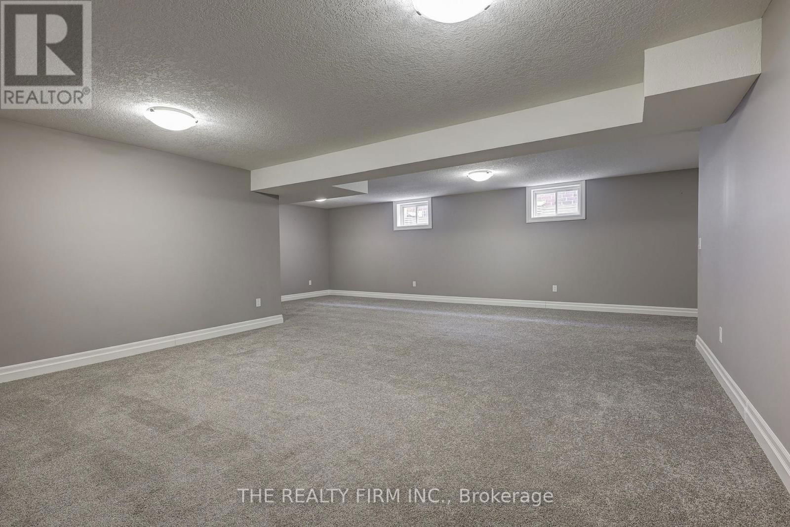 696 BENNETT CRESCENT Image 30