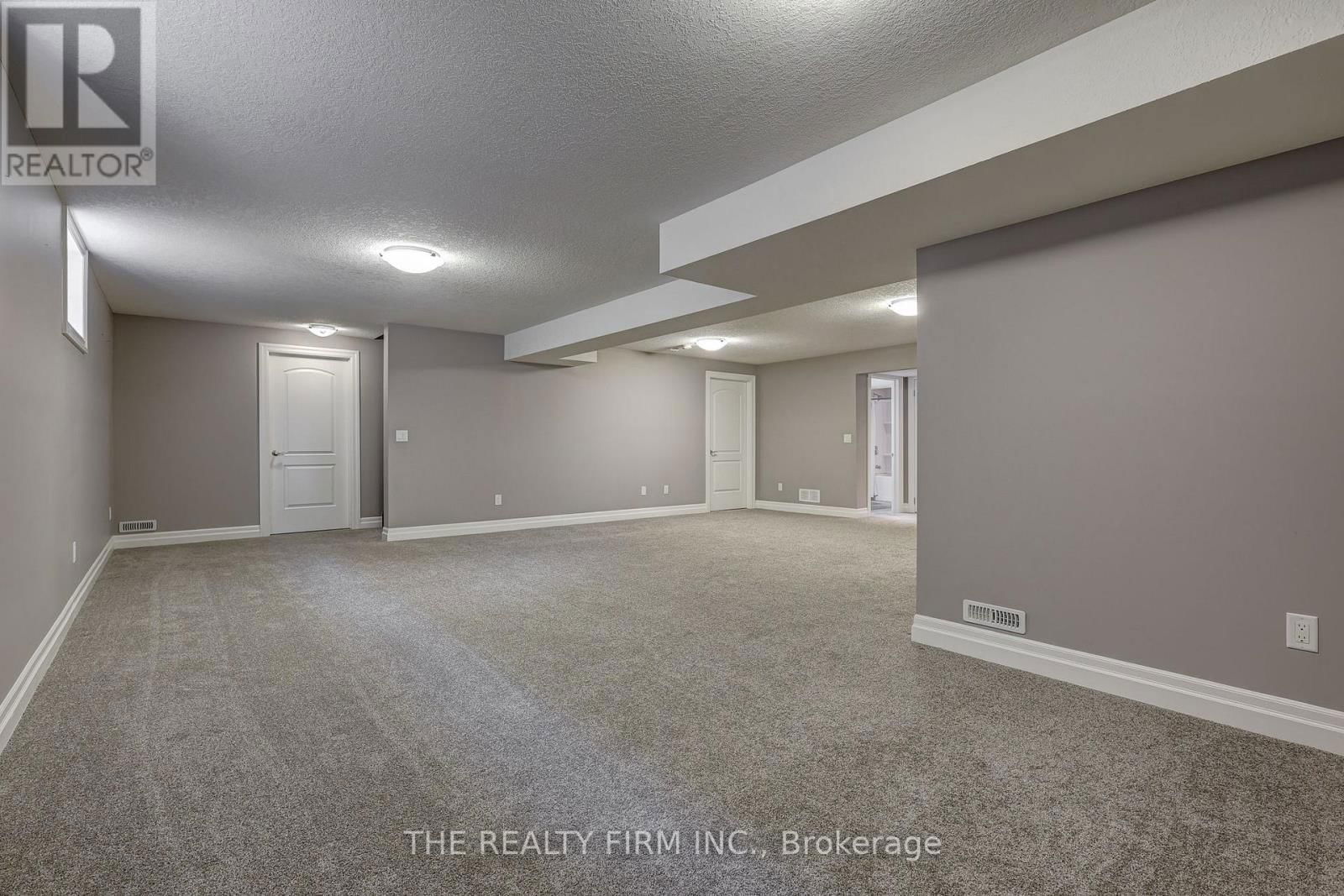 696 BENNETT CRESCENT Image 31