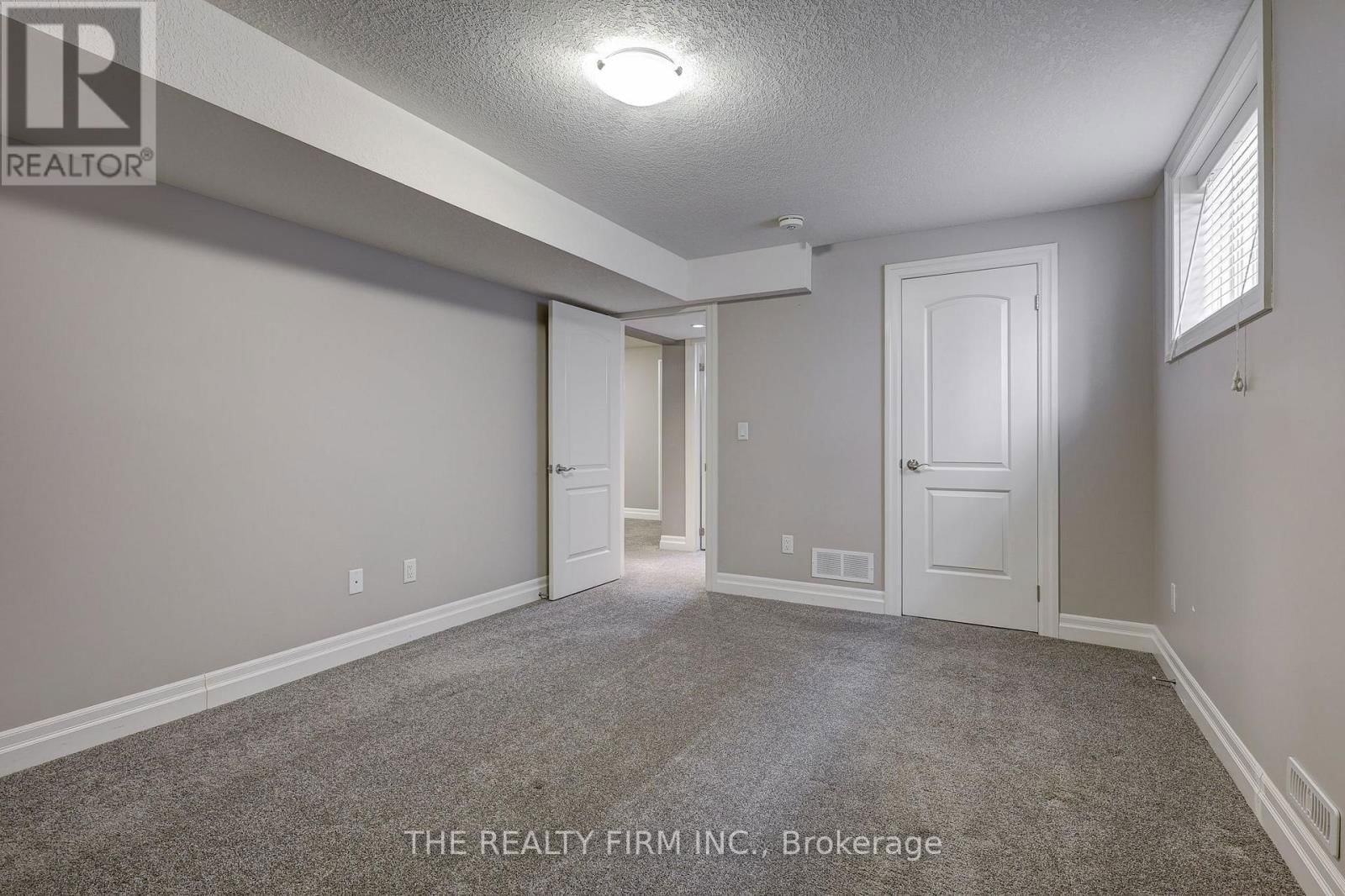 696 BENNETT CRESCENT Image 32