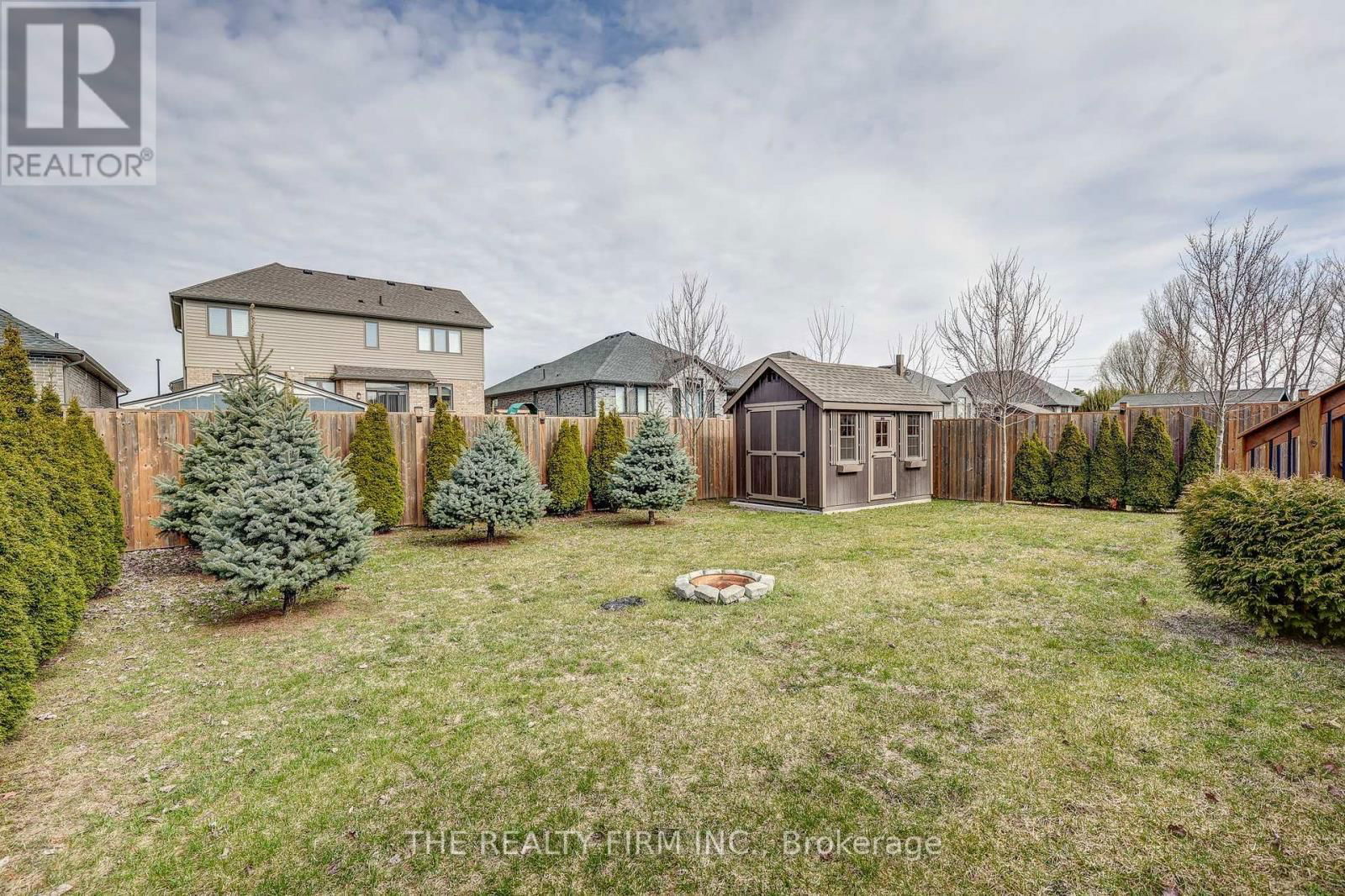 696 BENNETT CRESCENT Image 35