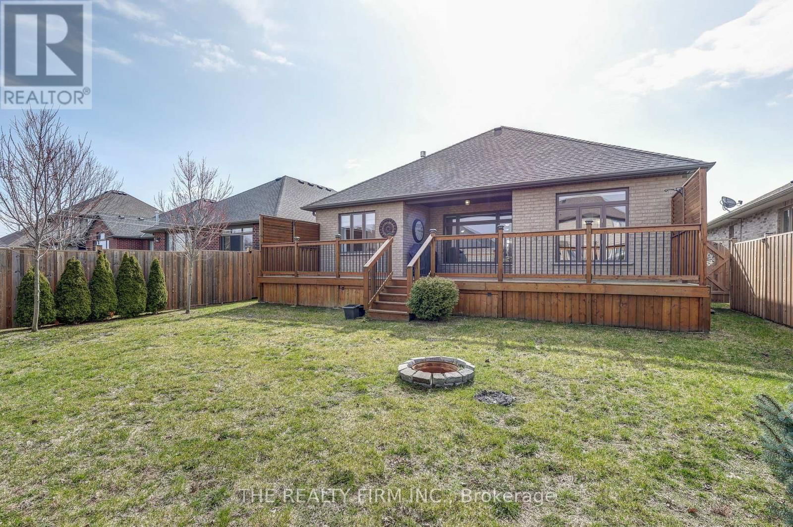 696 BENNETT CRESCENT Image 37