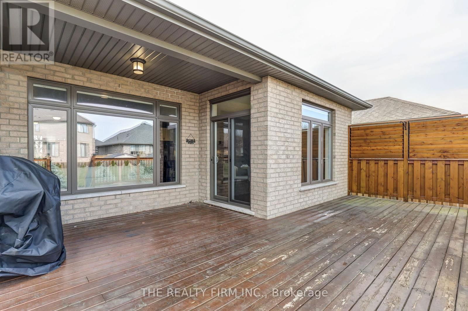 696 BENNETT CRESCENT Image 38