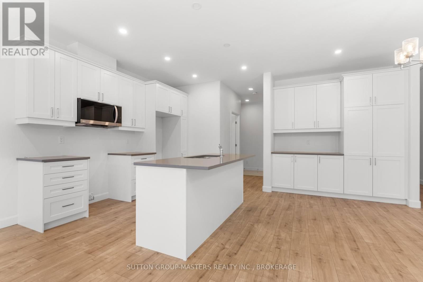 208 SUPERIOR DRIVE Image 15