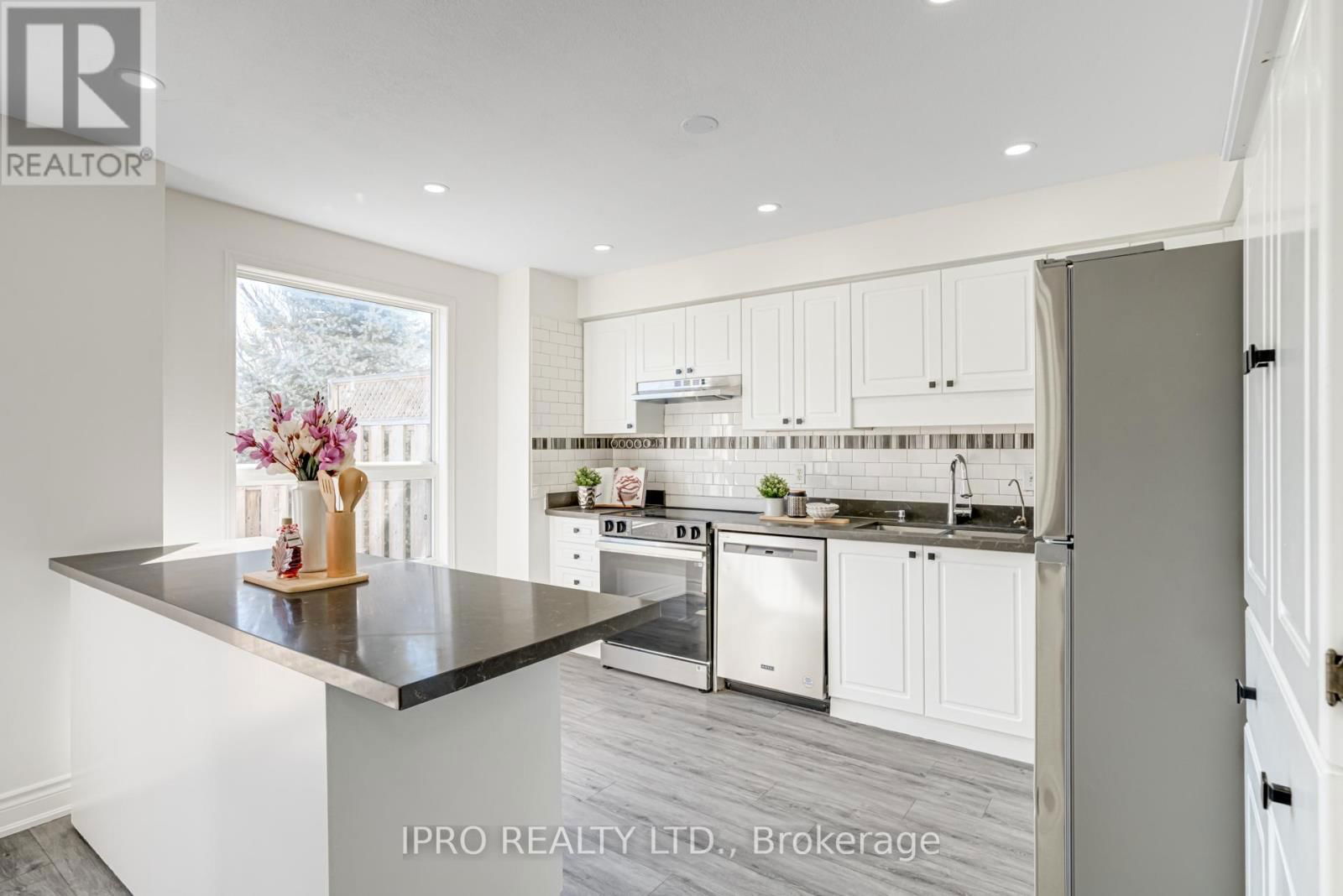 552 DANSBURY DRIVE Image 15