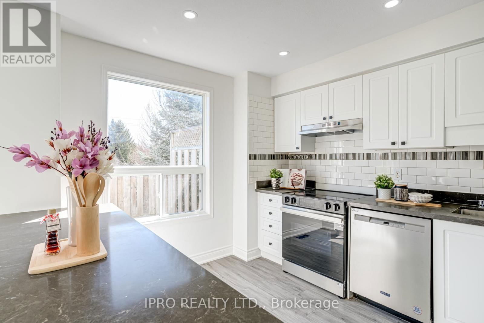 552 DANSBURY DRIVE Image 18
