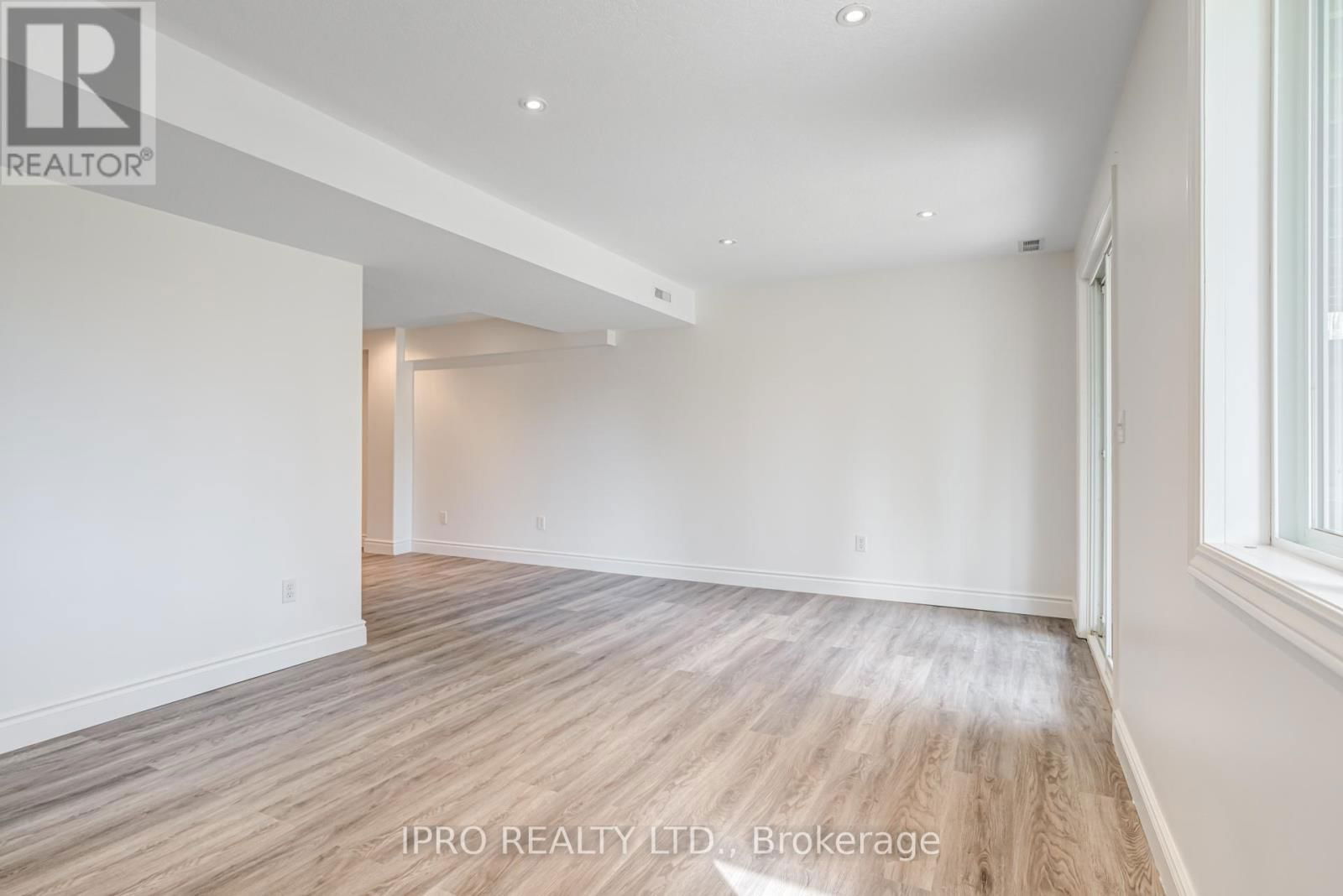 552 DANSBURY DRIVE Image 45
