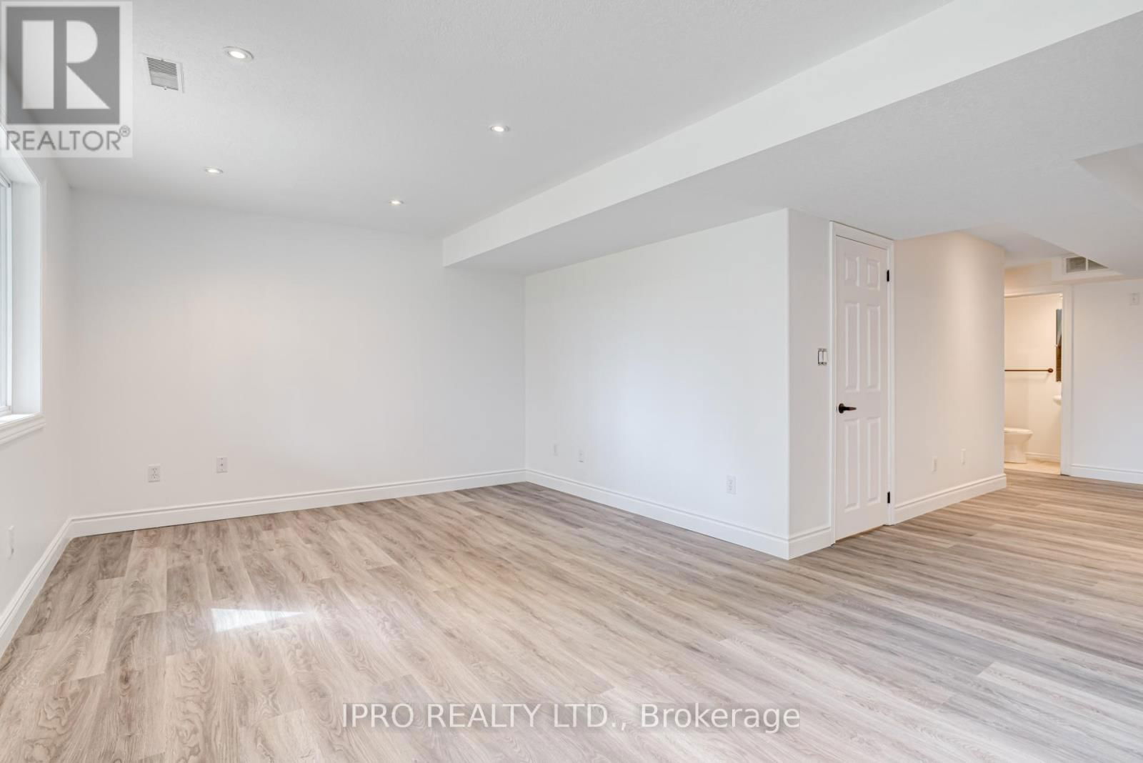 552 DANSBURY DRIVE Image 46