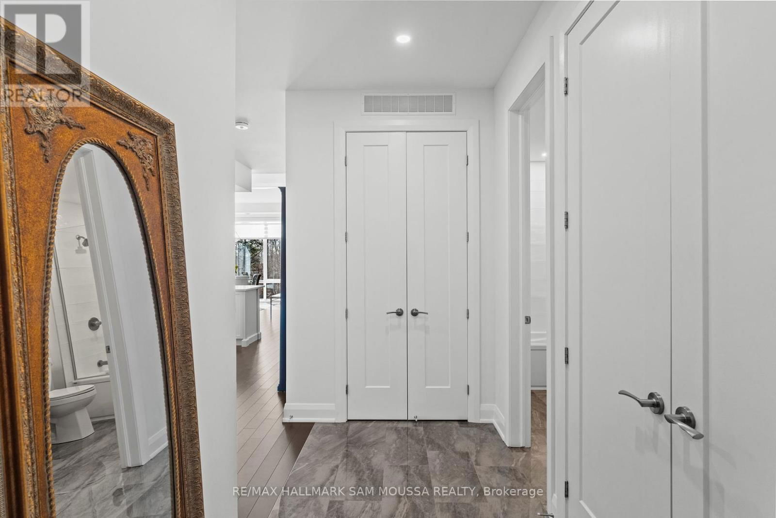 202 - 100 CORTILE PRIVATE Image 8