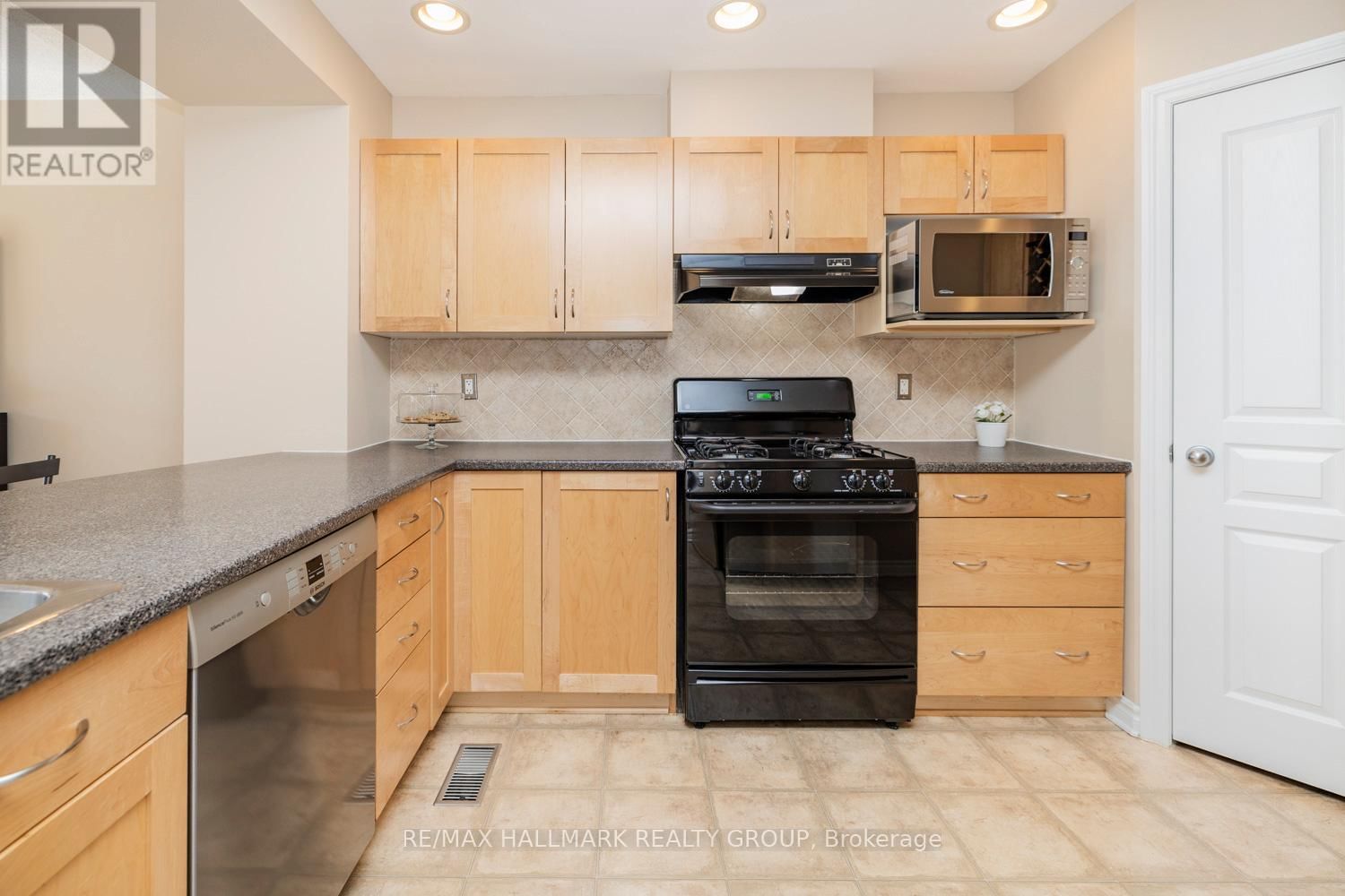 233 SADDLESMITH CIRCLE Image 17