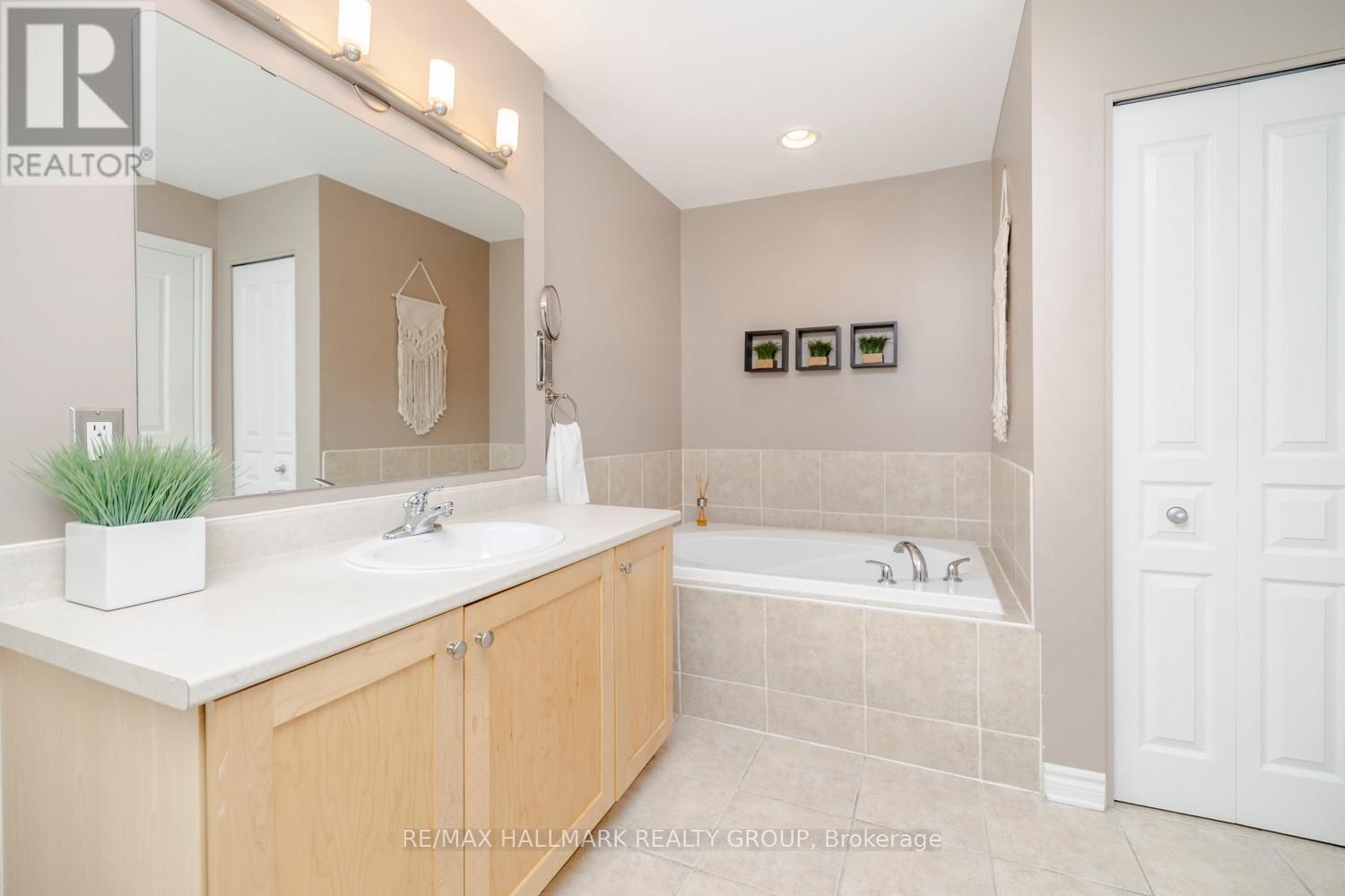 233 SADDLESMITH CIRCLE Image 27