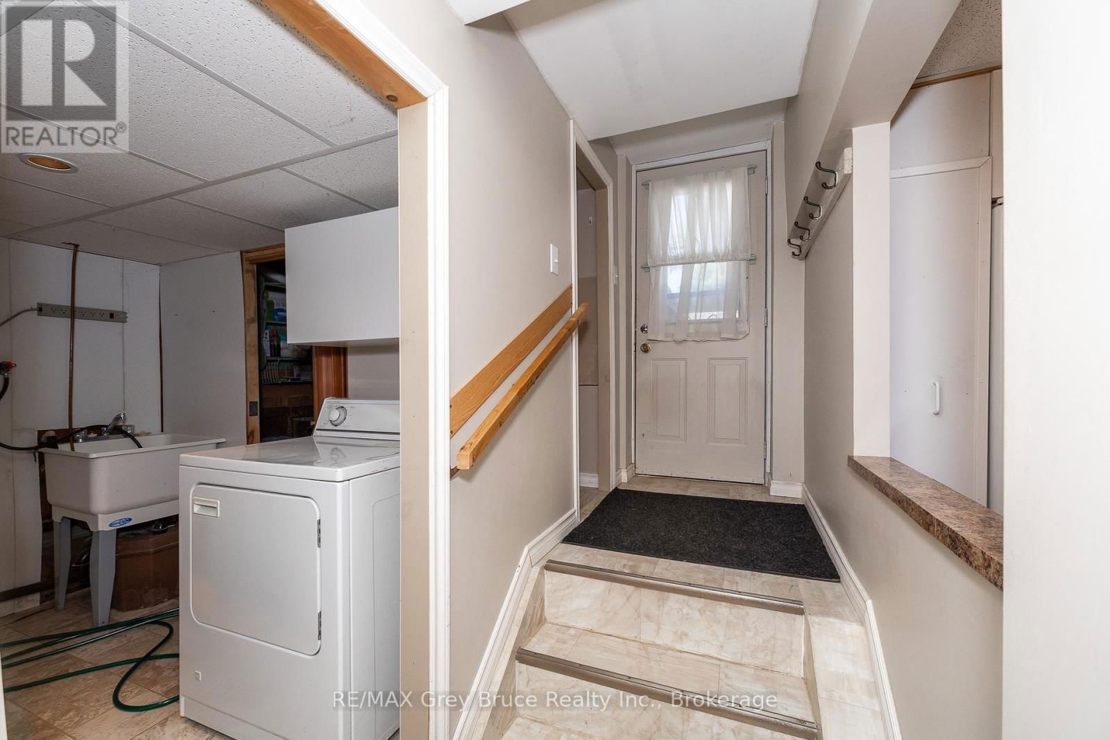 283 6 CORNERS Image 14