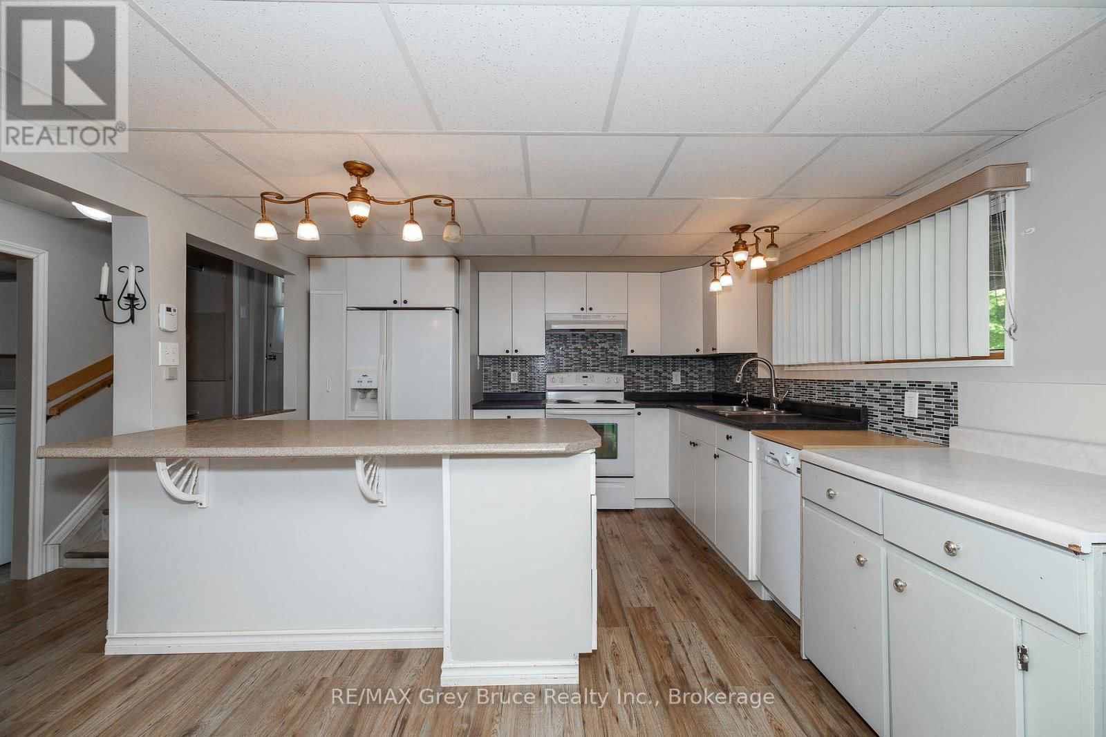 283 6 CORNERS Image 16