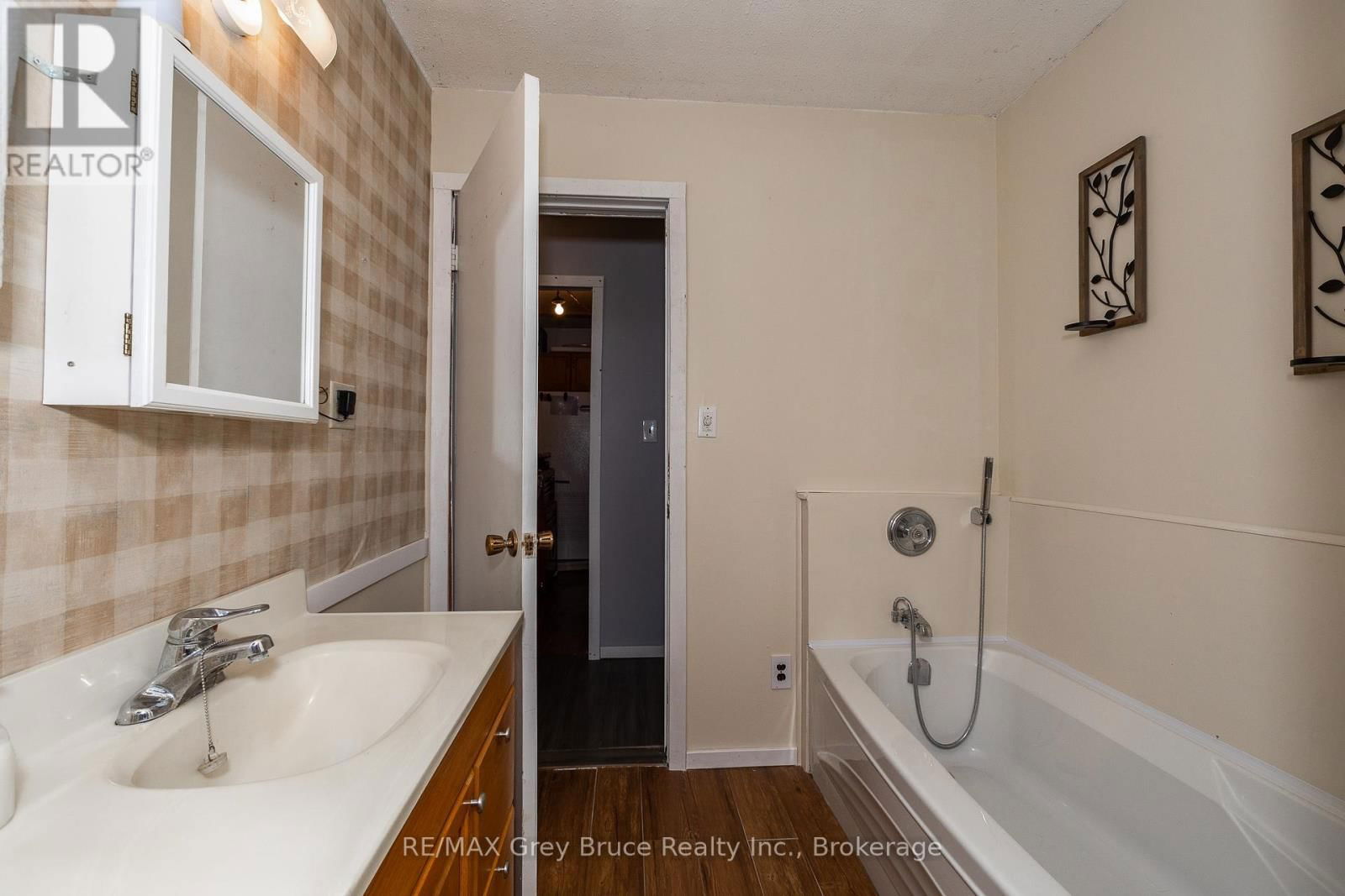 283 6 CORNERS Image 24