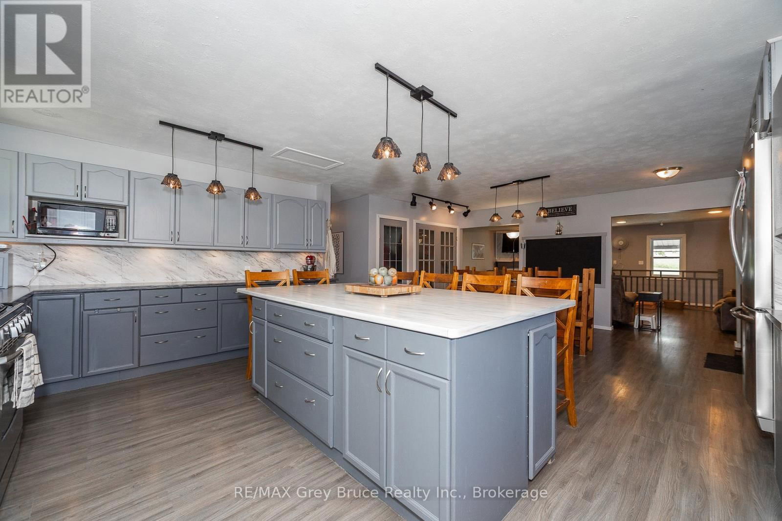 283 6 CORNERS Image 30