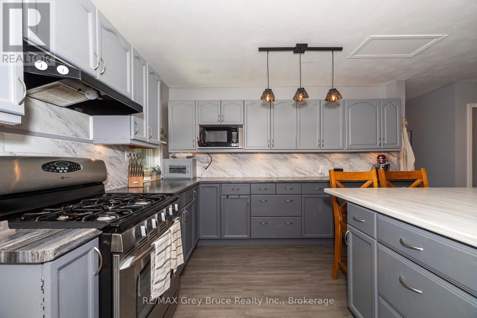 283 6 CORNERS Image 31