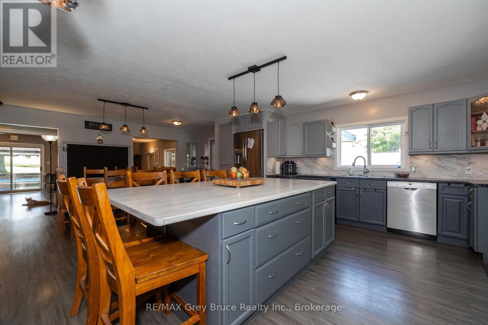 283 6 CORNERS Image 32