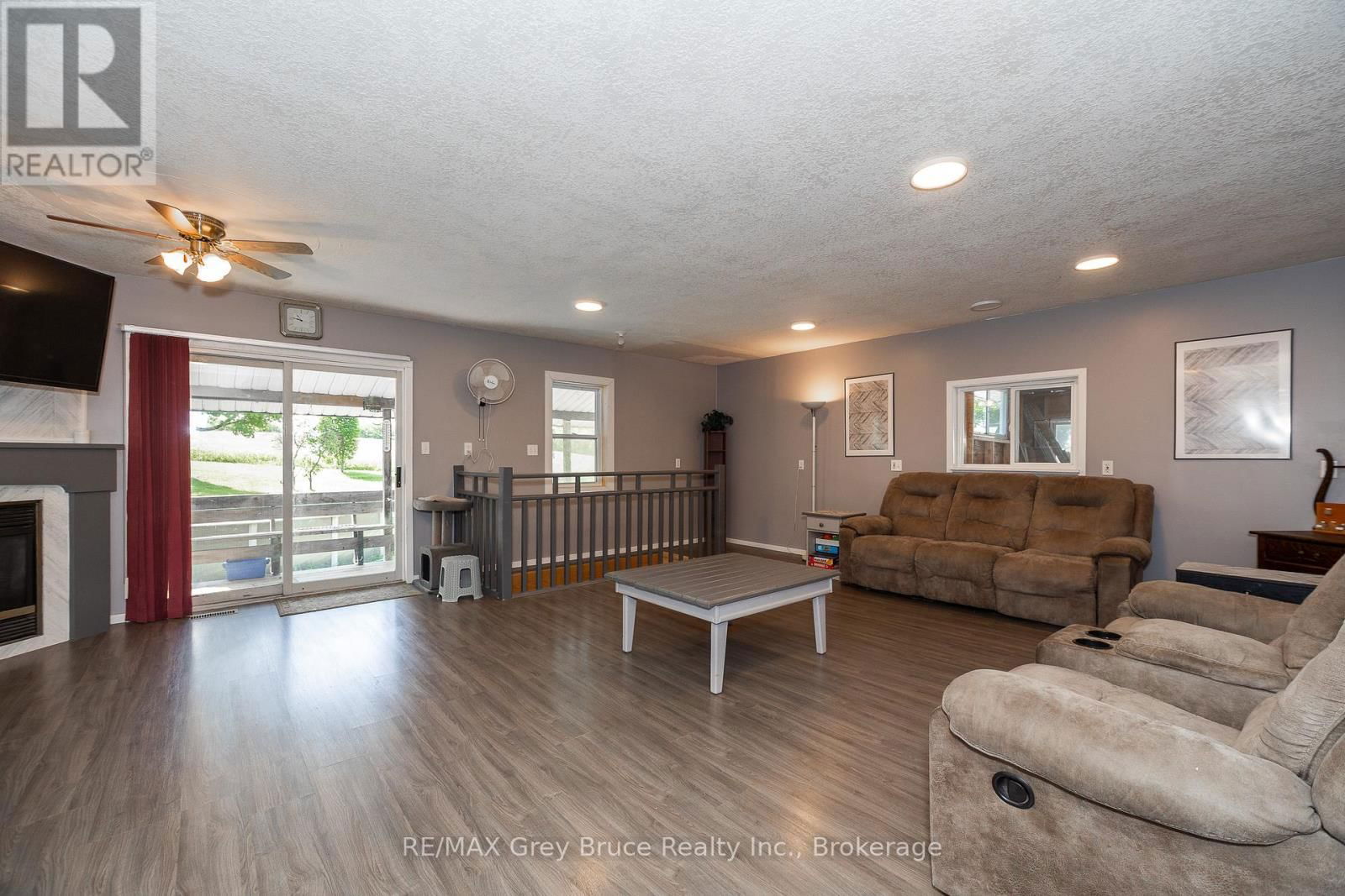 283 6 CORNERS Image 34