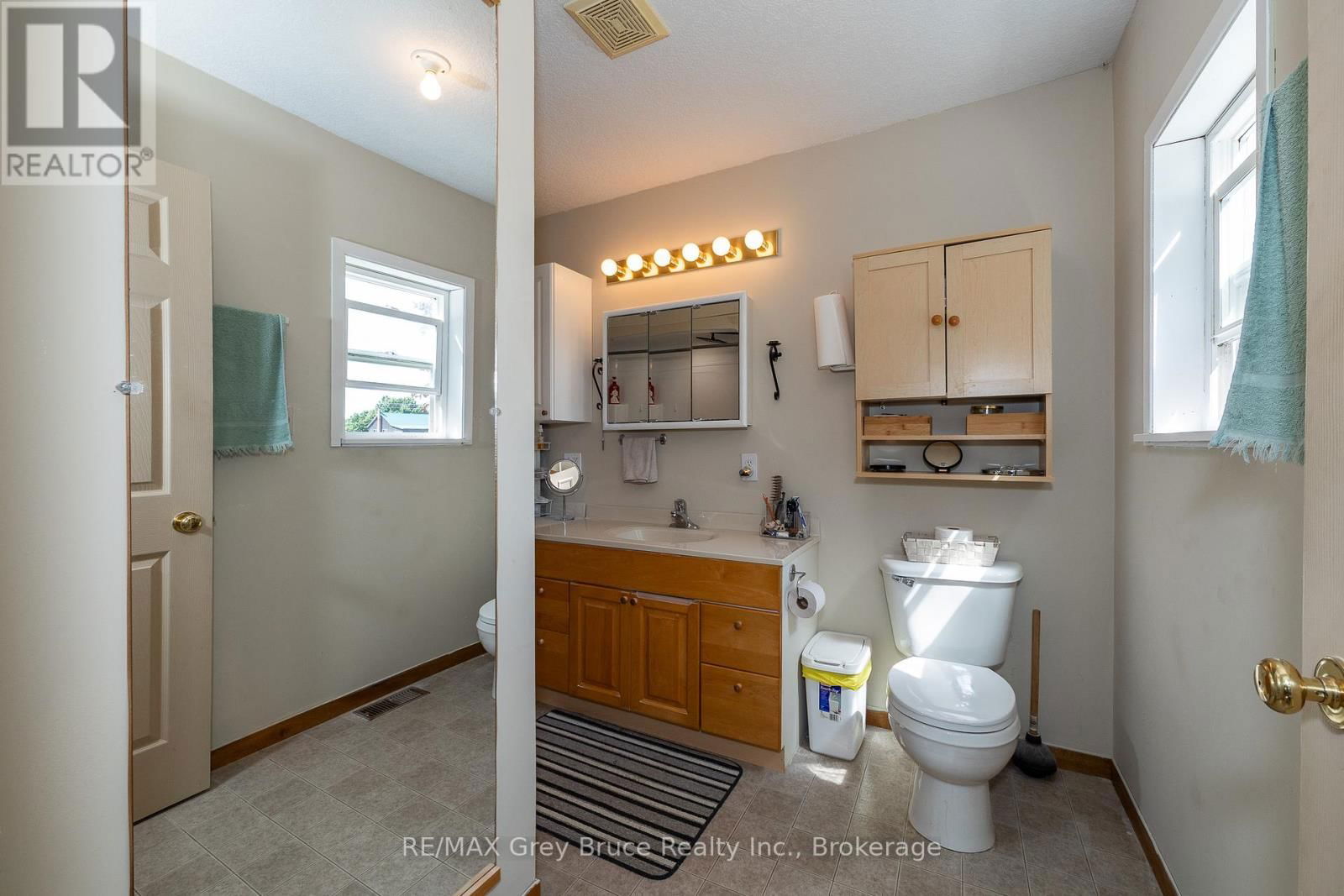 283 6 CORNERS Image 40