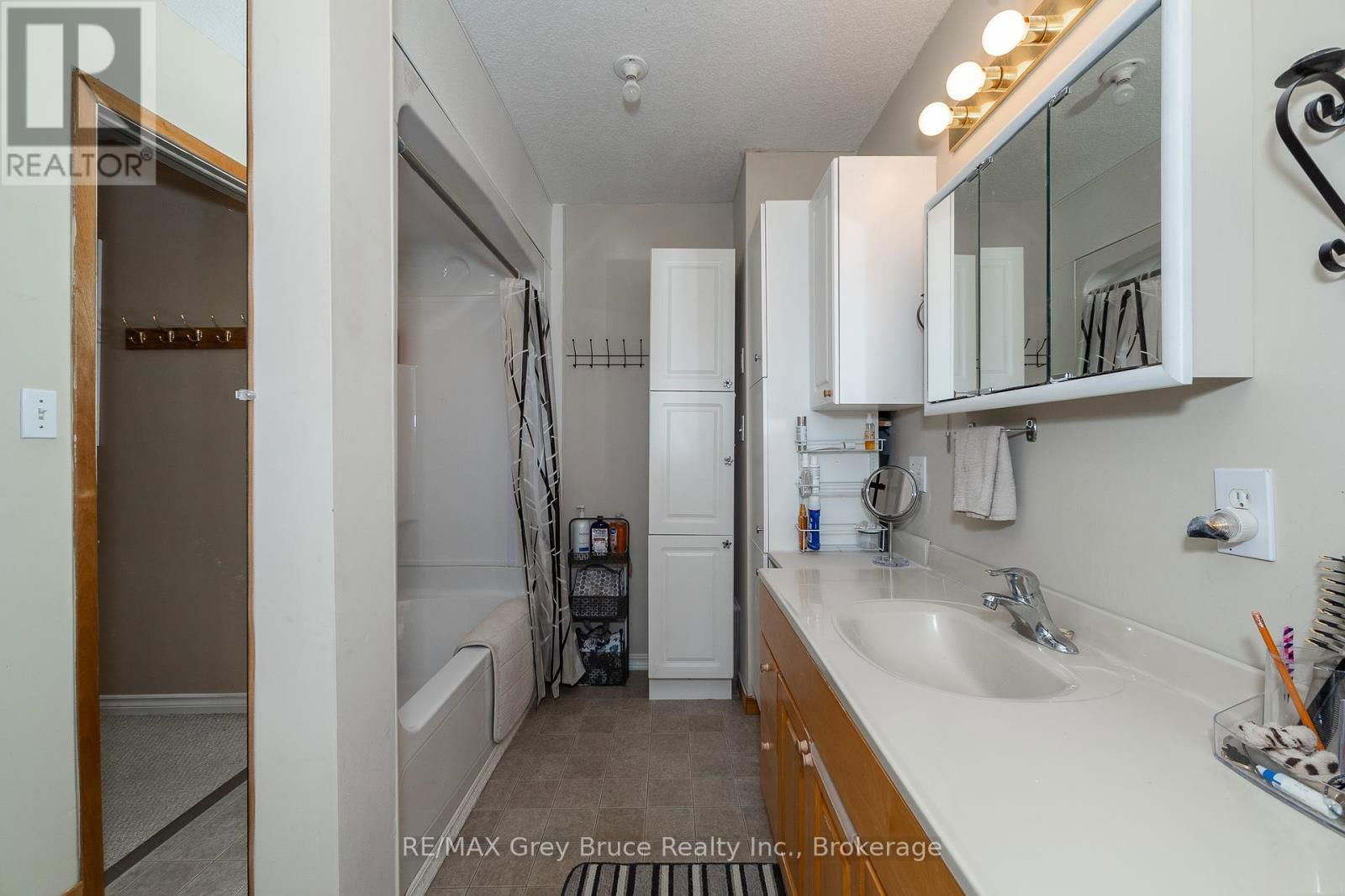 283 6 CORNERS Image 41