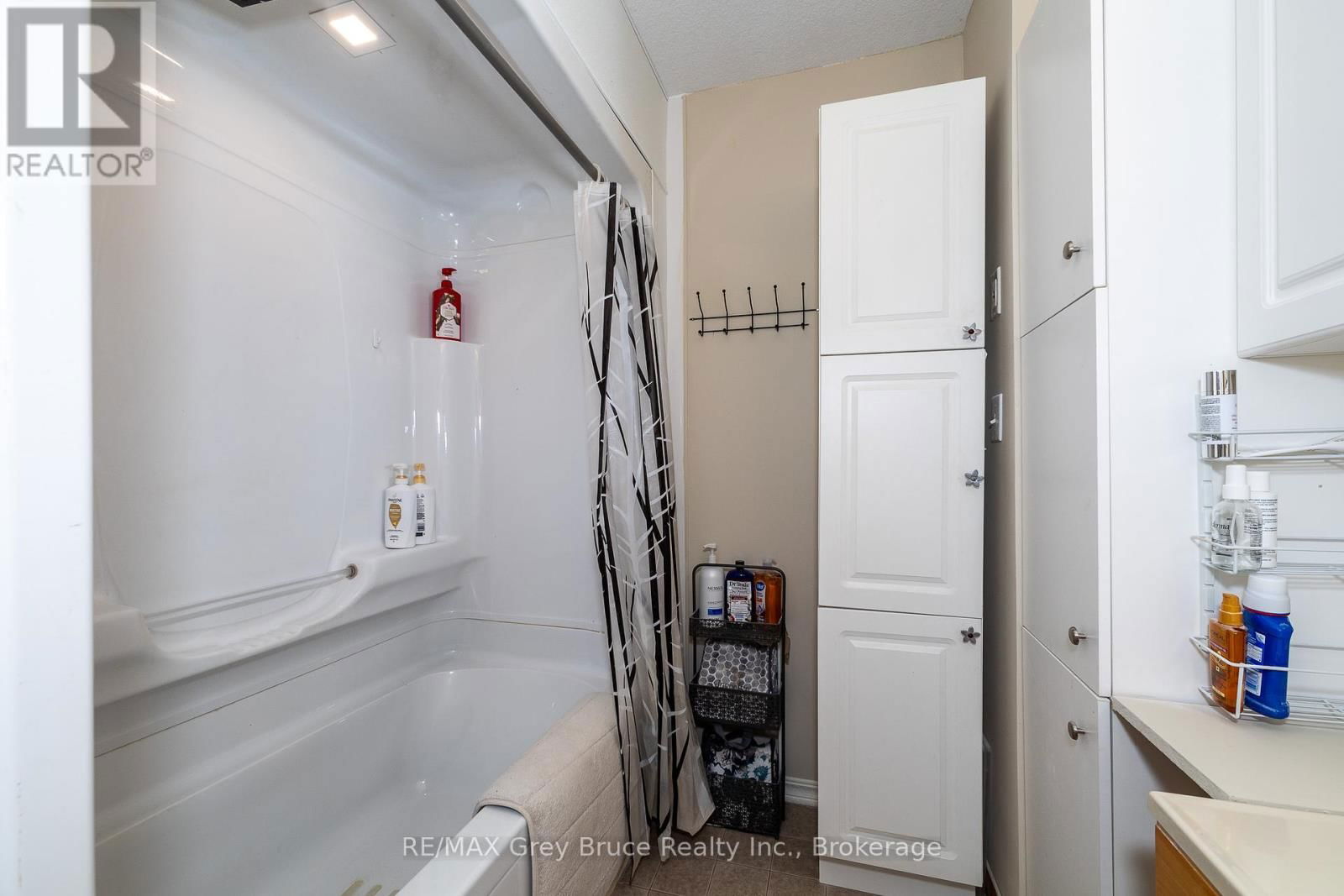 283 6 CORNERS Image 42