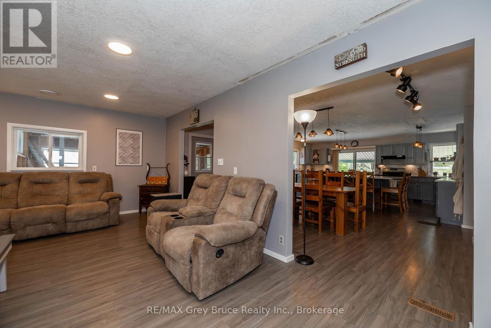 283 6 CORNERS Image 44