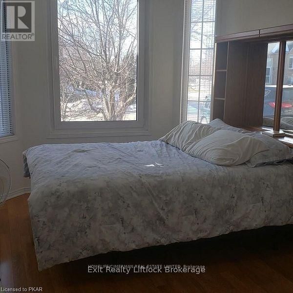 1055 BAKER STREET Image 15